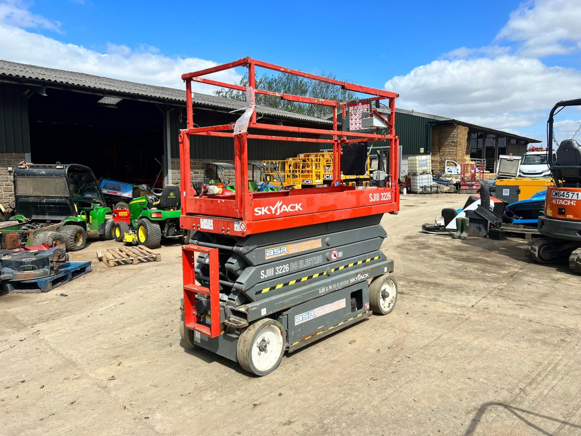 2014 SKYJACK SJ3226 ELECTRIC SCISSOR LIFT, DRIVES AND LIFTS, SHOWING A LOW 171 HOURS *PLUS VAT* - Image 6 of 13