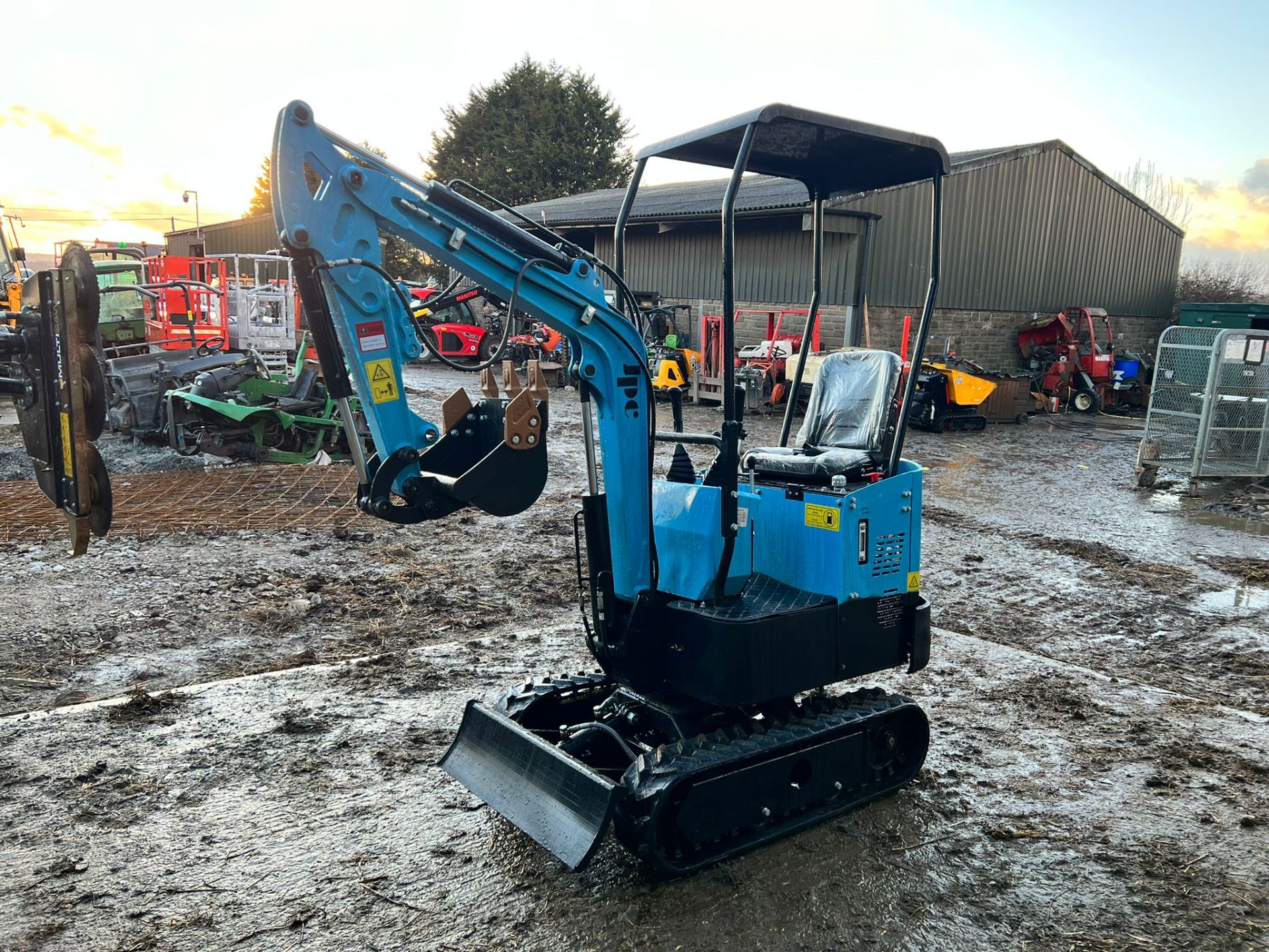 NEW AND UNUSED JPC HT12 1 TON MINI DIGGER, RUNS DRIVES AND DIGS, PIPED FOR FRONT ATTACHMENTS - Image 2 of 11