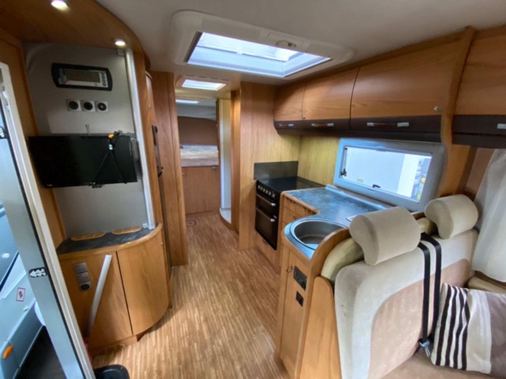 2008 BUSTNER ELEGANCE i821 6 BERTH MOTORHOME, 49,560 MILES, SEMI AUTO *NO VAT* - Image 3 of 8