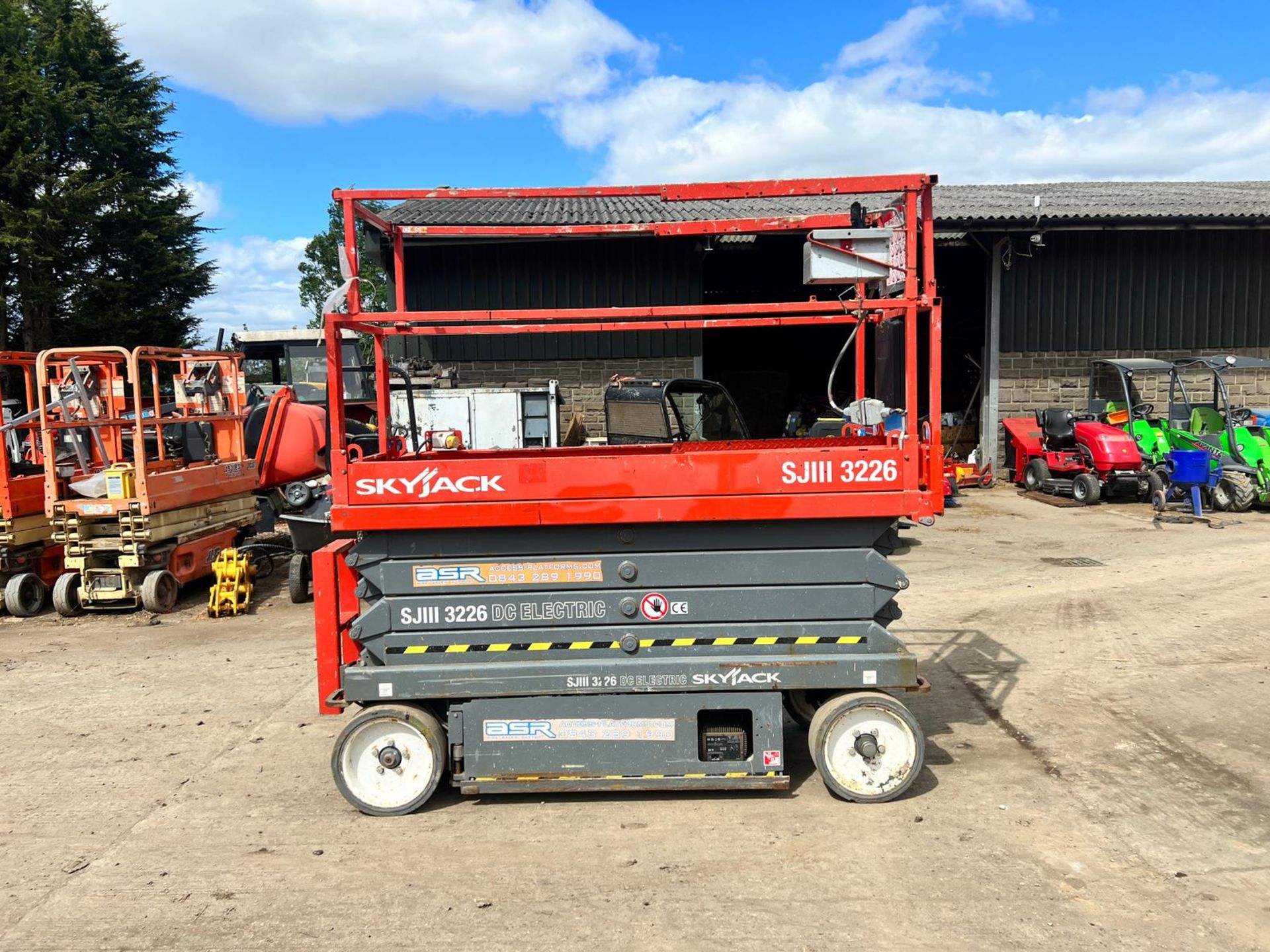 2014 SKYJACK SJ3226 ELECTRIC SCISSOR LIFT, DRIVES AND LIFTS, SHOWING A LOW 171 HOURS *PLUS VAT* - Image 5 of 13