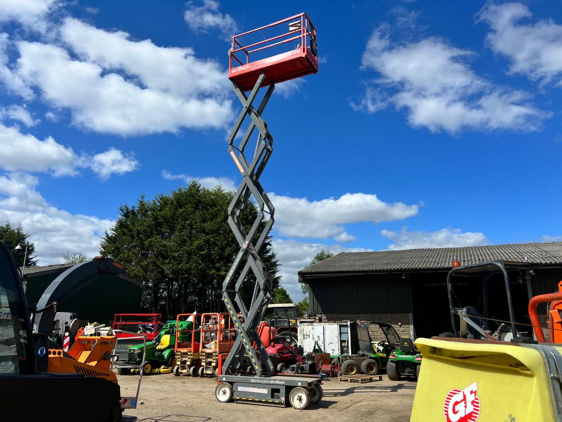 2014 SKYJACK SJ3226 ELECTRIC SCISSOR LIFT, DRIVES AND LIFTS, SHOWING A LOW 171 HOURS *PLUS VAT* - Image 9 of 13