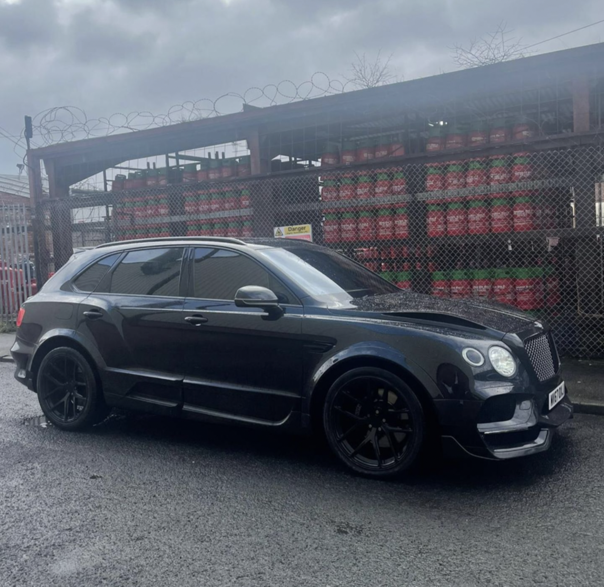 2017/67 BENTLEY BENTAYGA 6.0 W12 MULLINER ONYX GTX AUTO PLUS VAT - Image 2 of 26