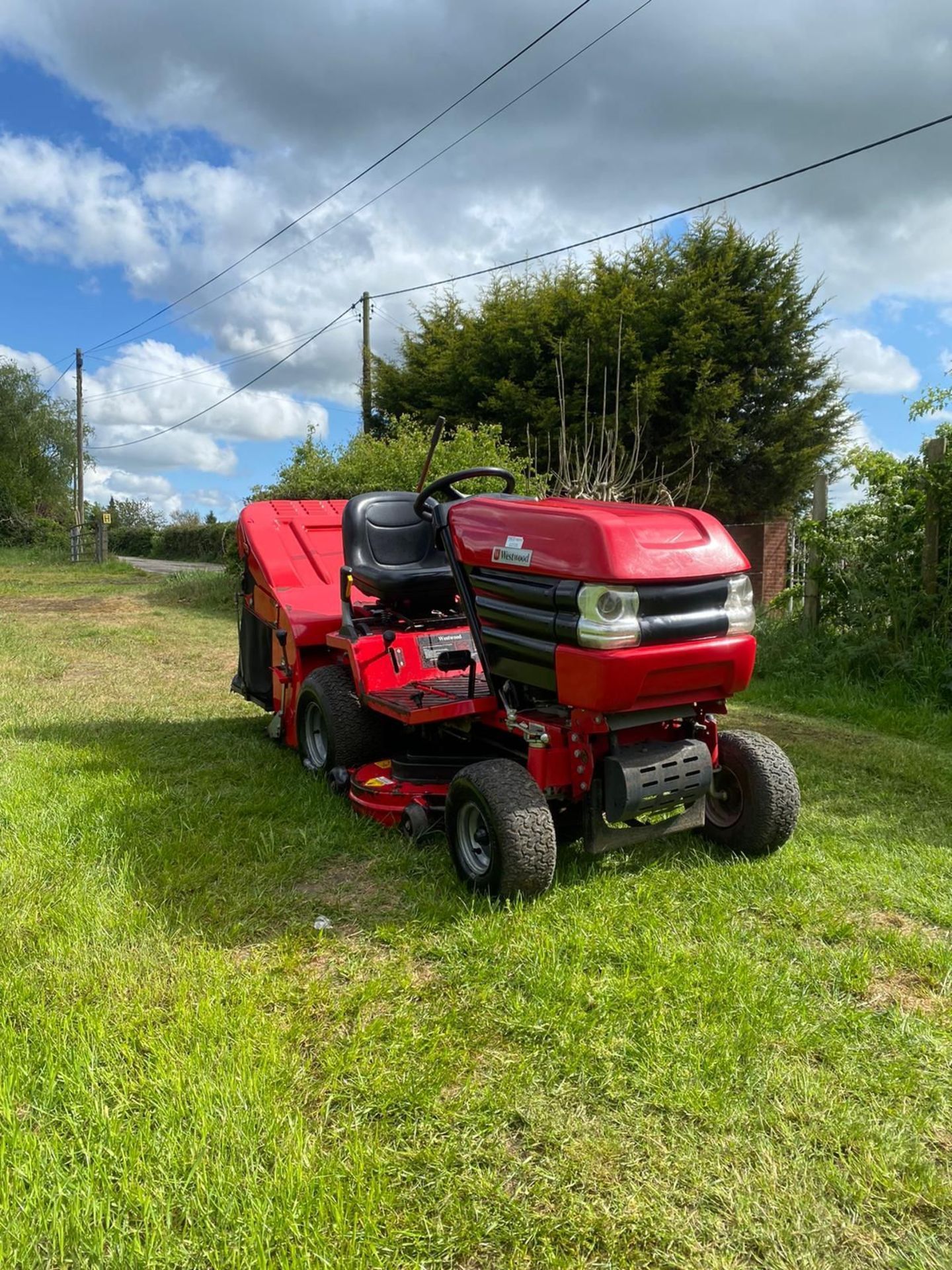 WESTWOOD S 1600 RIDE ON LAWN MOWER WITH COLLECTOR, RUNS WORKS AND CUTS *PLUS VAT* - Image 2 of 9