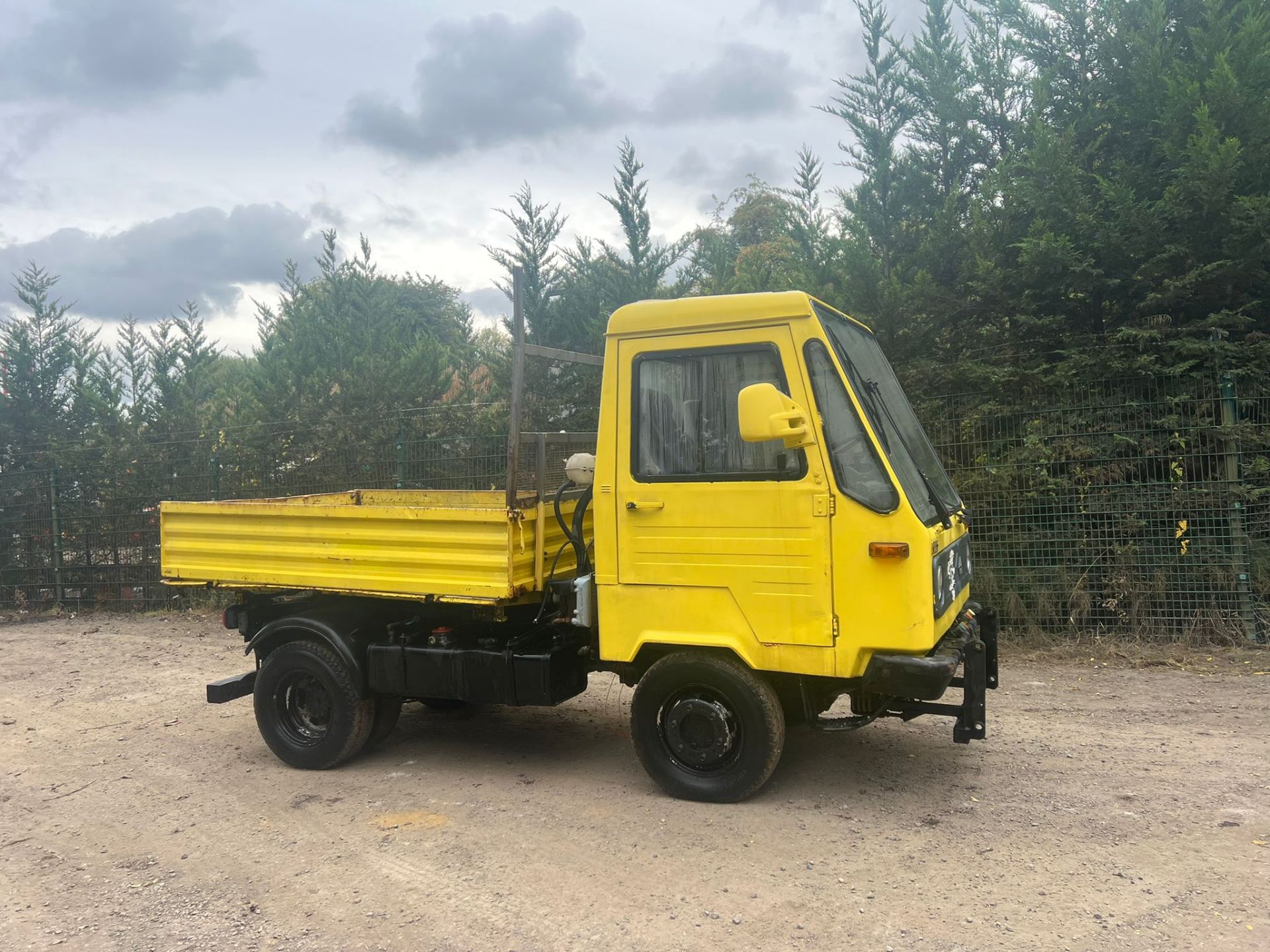 MULTI CAR 3 WAY TIPPER, RUNS AND DRIVES, TWIN REAR WHEELS *PLUS VAT* - Image 4 of 7