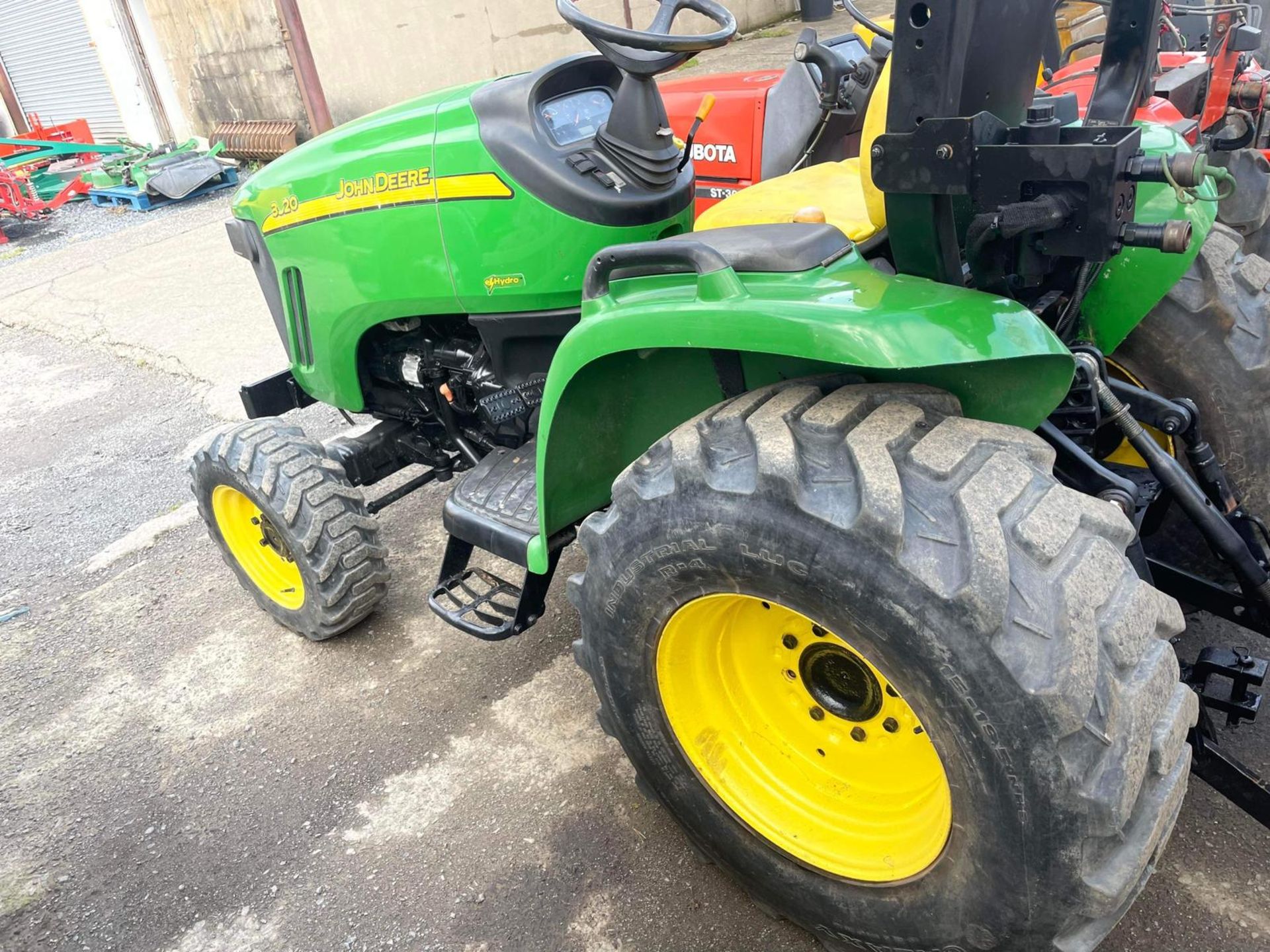 John Deere 3320 33HP 4WD Compact Tractor - Showing A Low 1900 Hours! *PLUS VAT* - Image 2 of 5