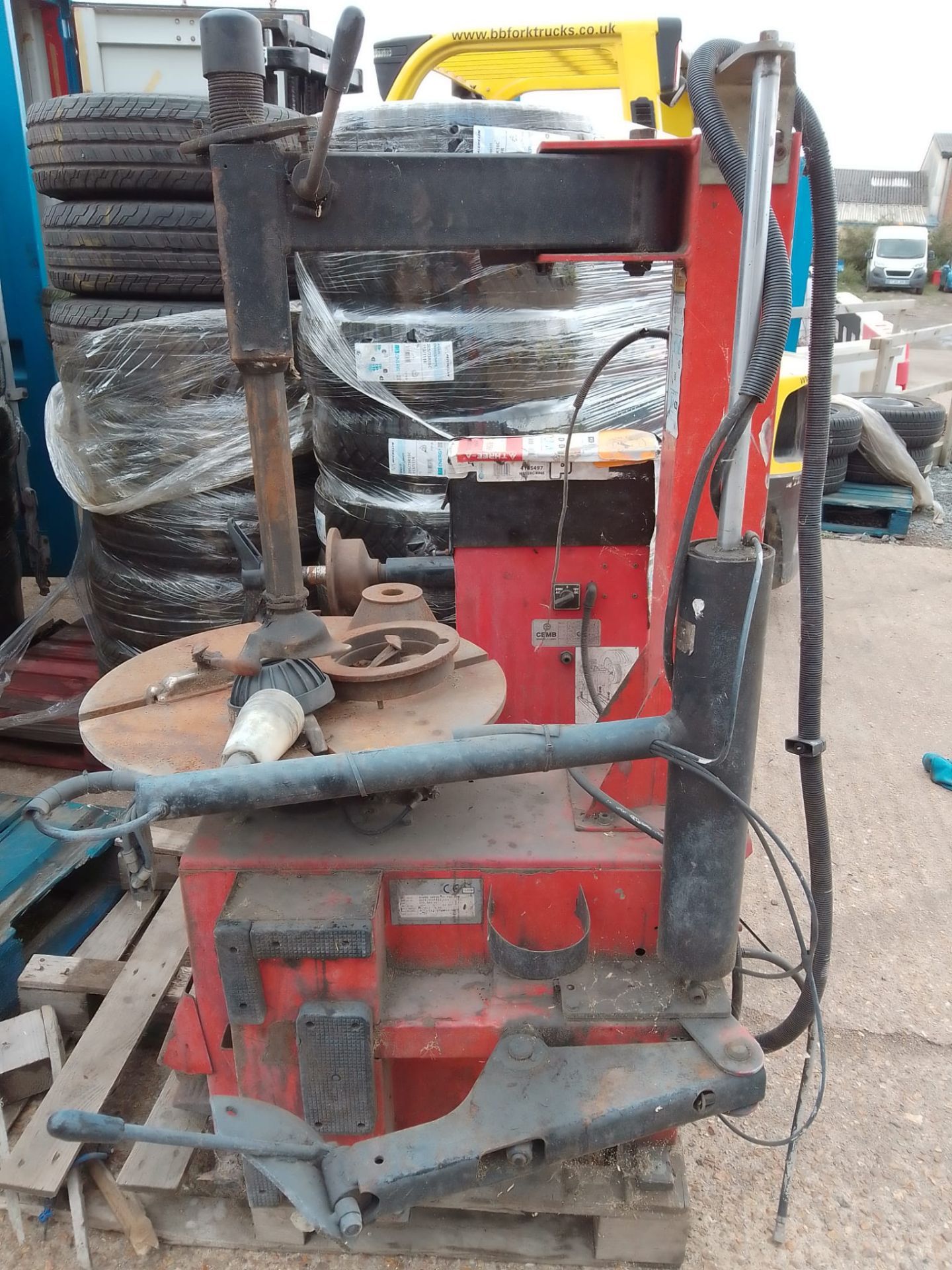 CEMB Wheel Balancer Tyre Machine *PLUS VAT* - Image 4 of 6