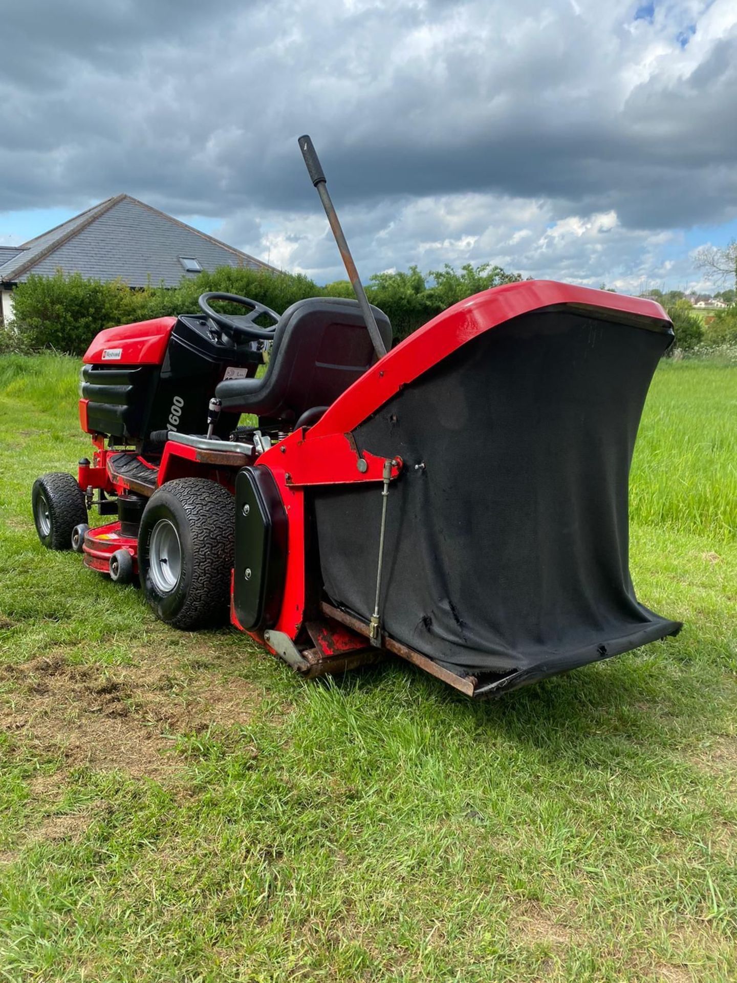 WESTWOOD S 1600 RIDE ON LAWN MOWER WITH COLLECTOR, RUNS WORKS AND CUTS *PLUS VAT* - Image 4 of 9