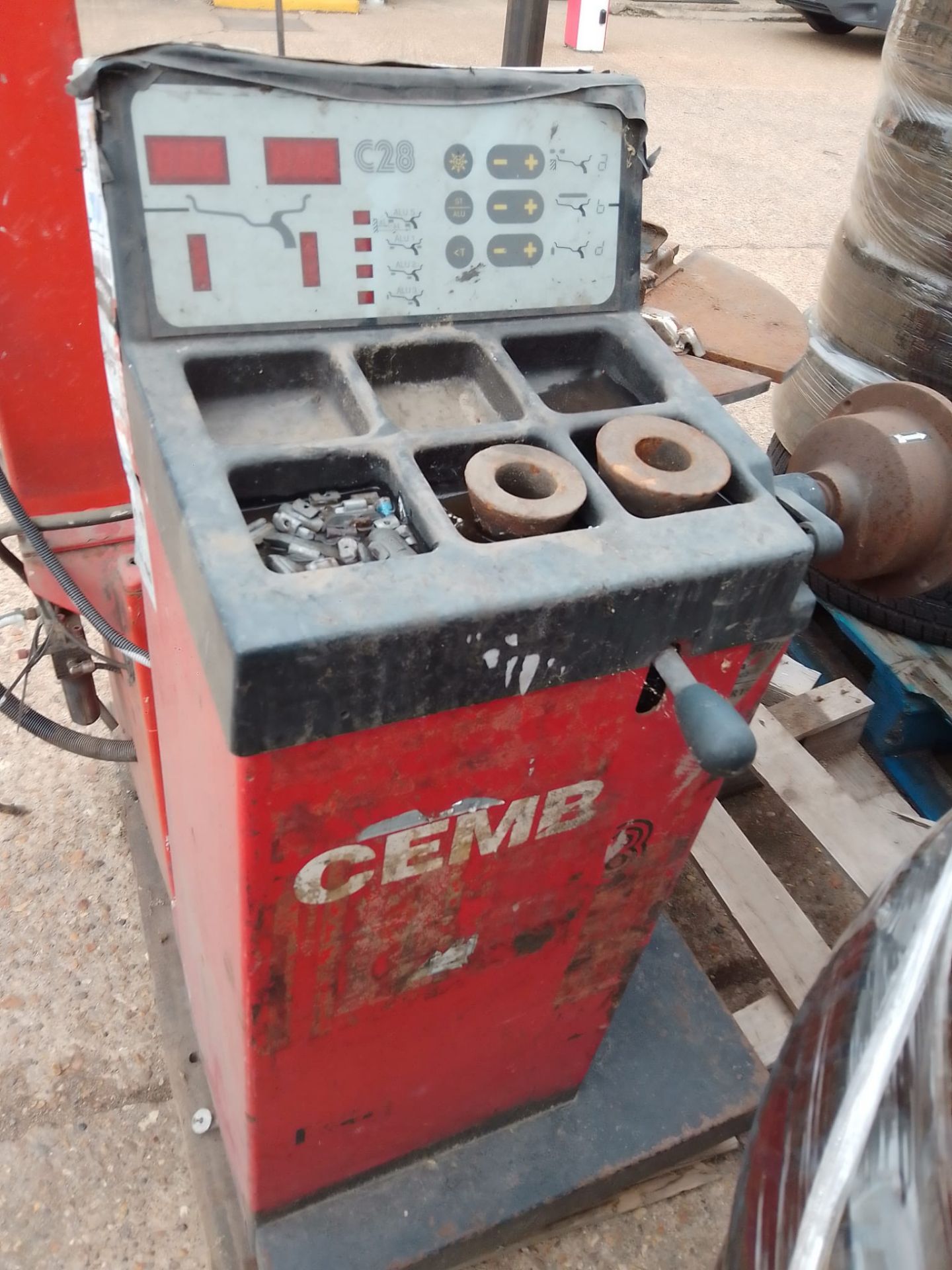 CEMB Wheel Balancer Tyre Machine *PLUS VAT* - Image 3 of 6