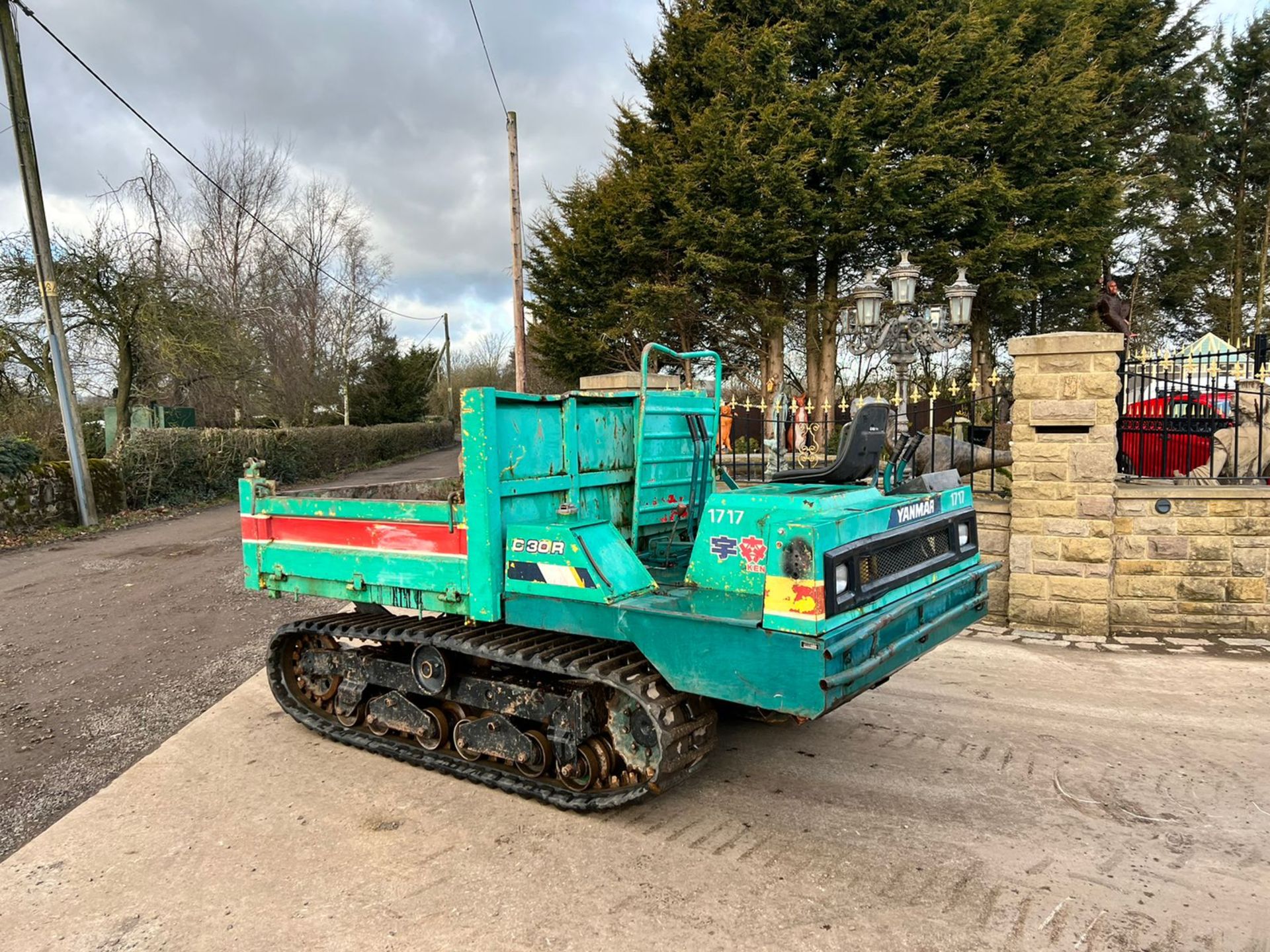 YANMAR C30R 3 TON TRACKED DUMPER, RUNS DRIVES AND TIPS, SHOWING A LOW 1587 HOURS *PLUS VAT* - Image 2 of 20