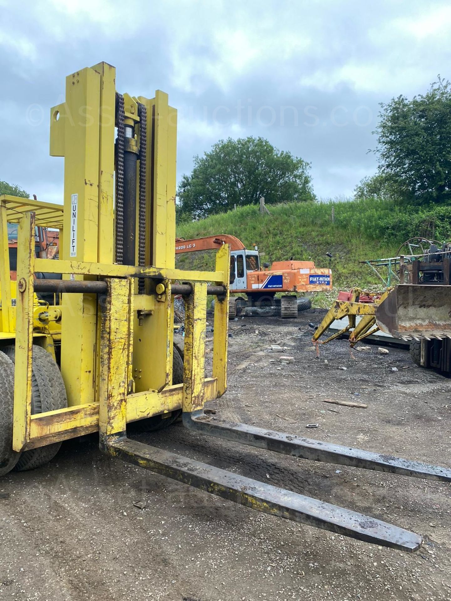 15 TON LANCER BOSS FORK LIFT, RUNS AND WORKS WELL, LIFTING CAPACITY 15,000kg *PLUS VAT* - Image 2 of 8