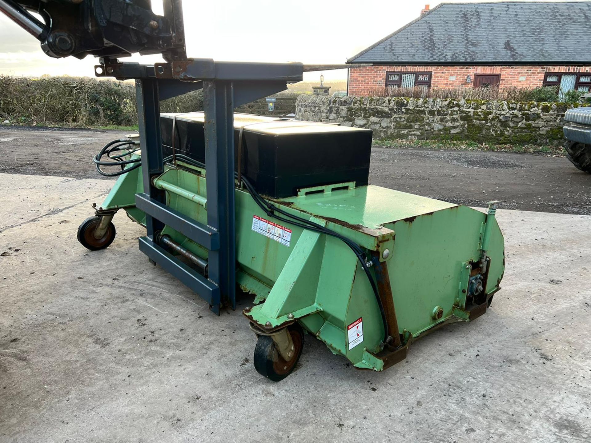 DATUM DMX240 SWEEPER SOLUTION HYDRAULIC SWEEPER BUCKET, SUITABLE FOR PALLET FORKS *PLUS VAT* - Image 3 of 6