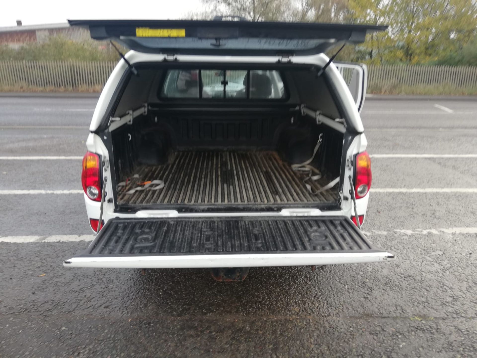 2014 MITSUBISHI L200 4LIFE LB DCB DI-D 4X4 WHITE PICKUP - FORMER POLICE VEHICLE *PLUS VAT* - Image 10 of 11