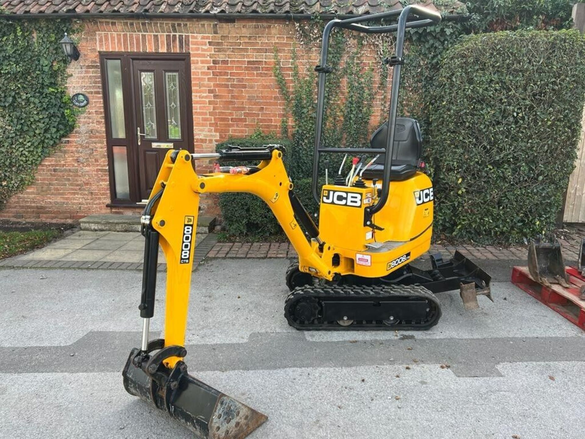 JCB 8008 MICRO DIGGER EXCAVATOR, YEAR 2021, ONLY 147 HOURS C/W 4 BUCKETS *PLUS VAT* - Image 3 of 12