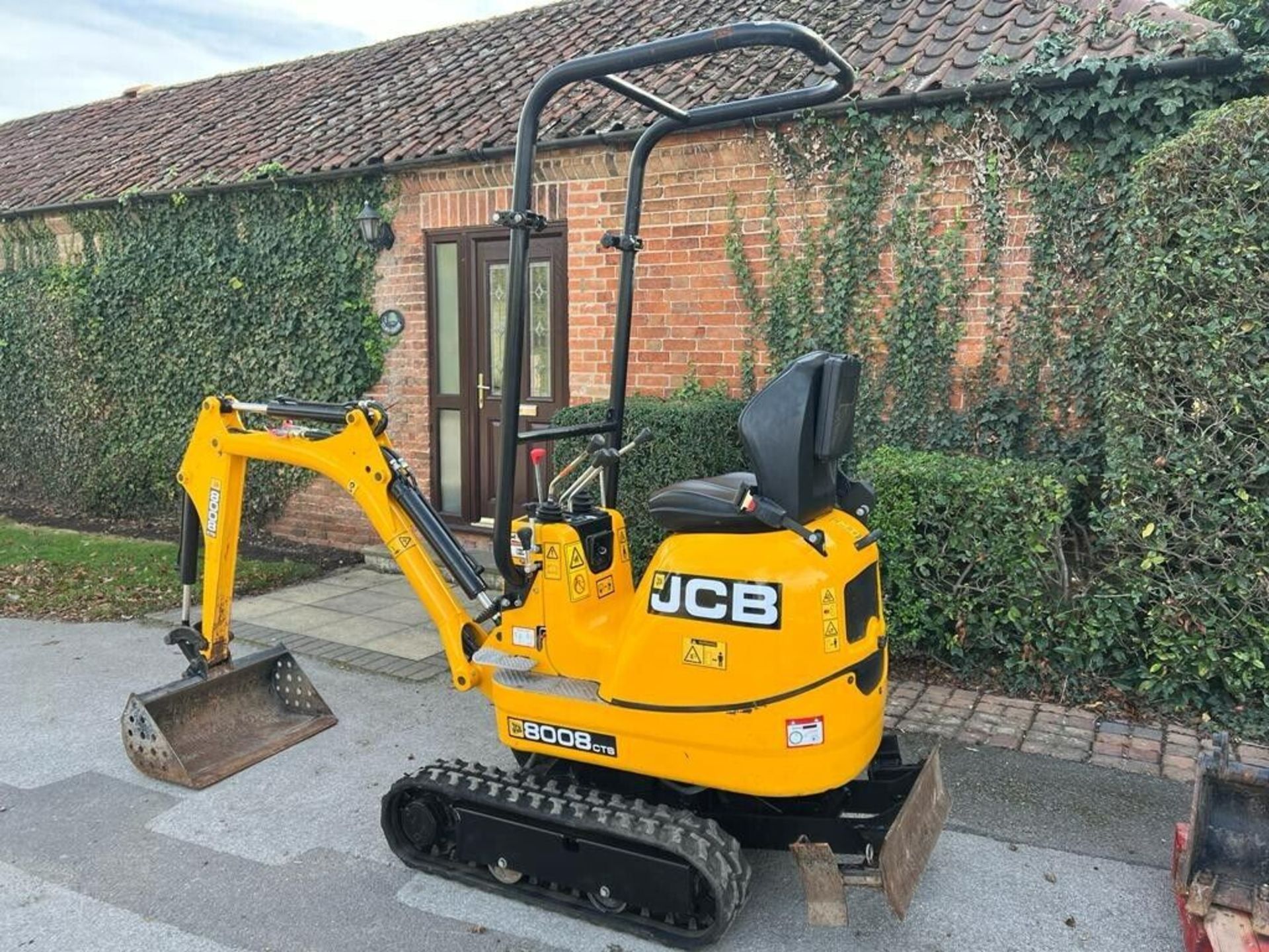 JCB 8008 MICRO DIGGER EXCAVATOR, YEAR 2021, ONLY 147 HOURS C/W 4 BUCKETS *PLUS VAT* - Image 4 of 12
