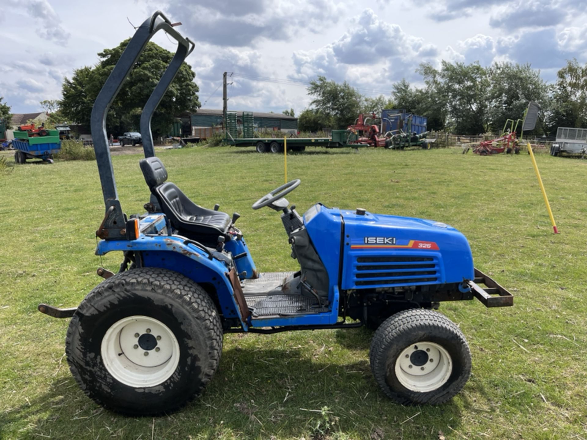 Iseki 325 Diesel Compact Tractor, Full Linkage and Drawbar *PLUS VAT* - Image 3 of 5