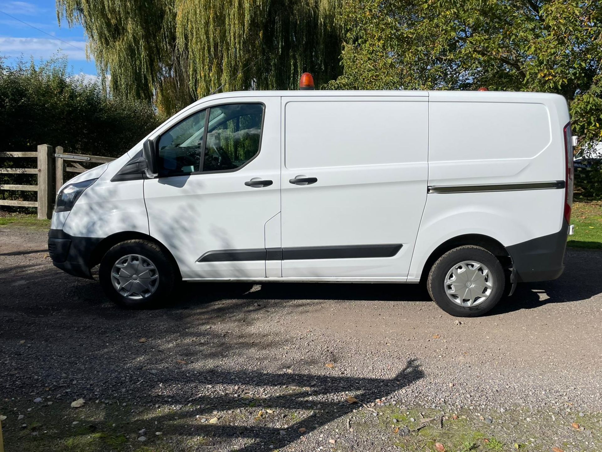 2017 FORD TRANSIT CUSTOM 290 WHITE PANEL VAN *PLUS VAT* - Image 4 of 14