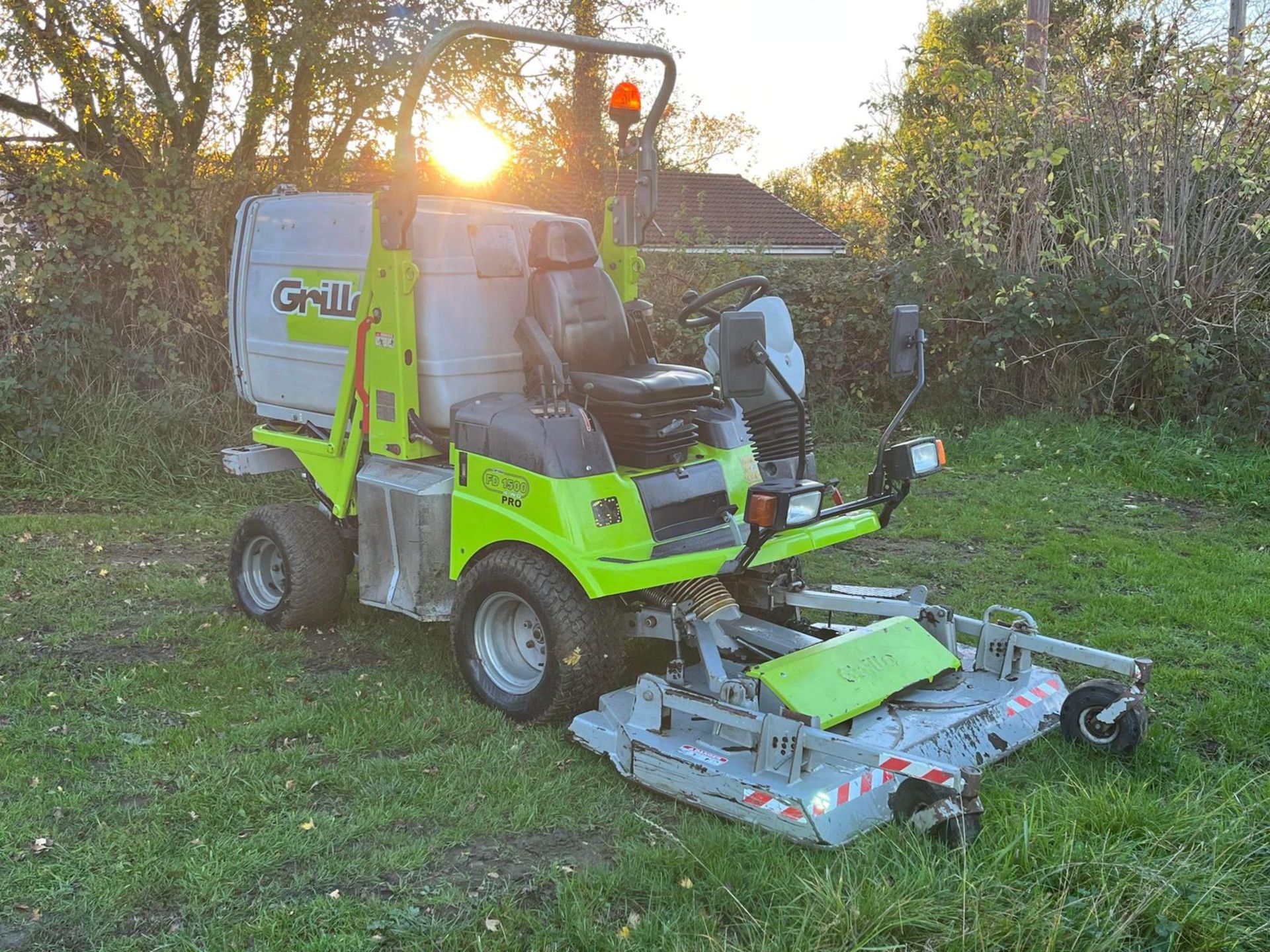 GRILLO FD1500 PRO RIDE ON LAWN MOWER WITH HIGH LIFT COLLECTOR *PLUS VAT*