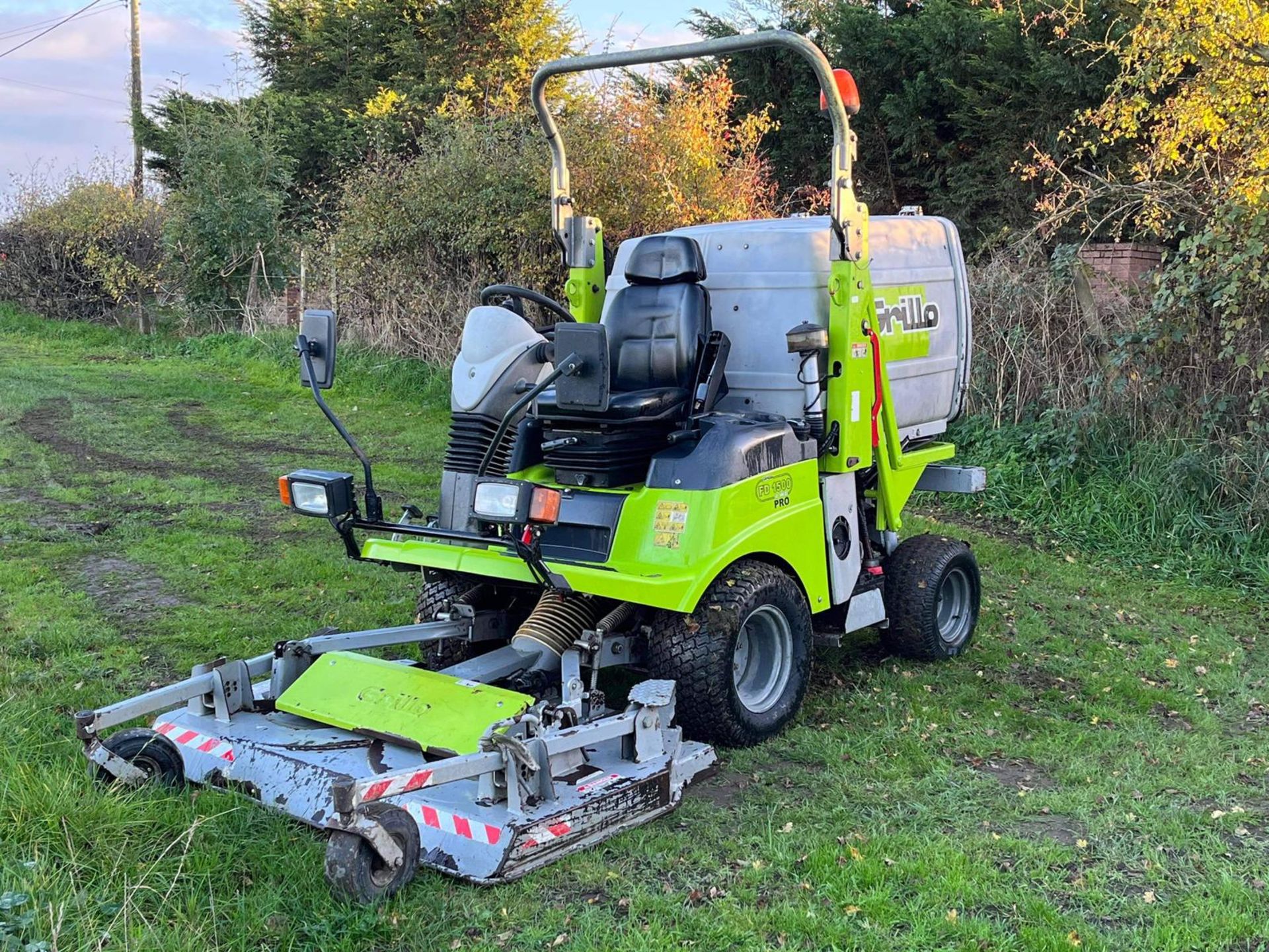 GRILLO FD1500 PRO RIDE ON LAWN MOWER WITH HIGH LIFT COLLECTOR *PLUS VAT* - Image 3 of 7