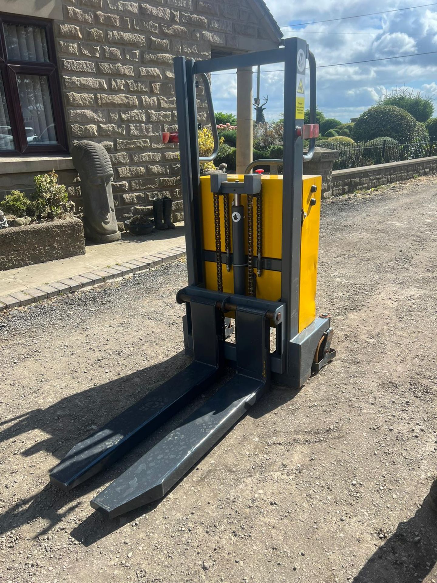 WARRIOR YM250 PALLET TRUCK *PLUS VAT*