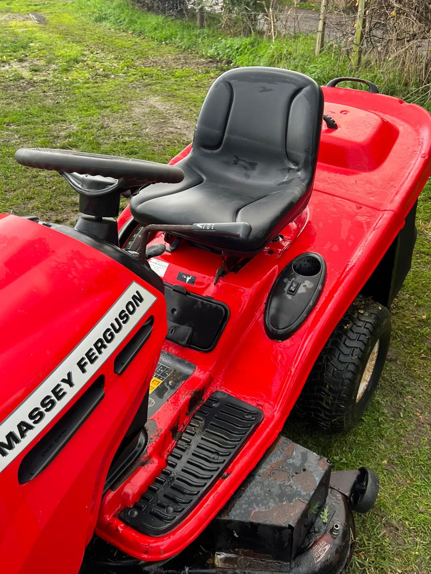 MASSEY FERGUSON MF48-23RD RIDE ON LAWN MOWER *PLUS VAT* - Image 9 of 10