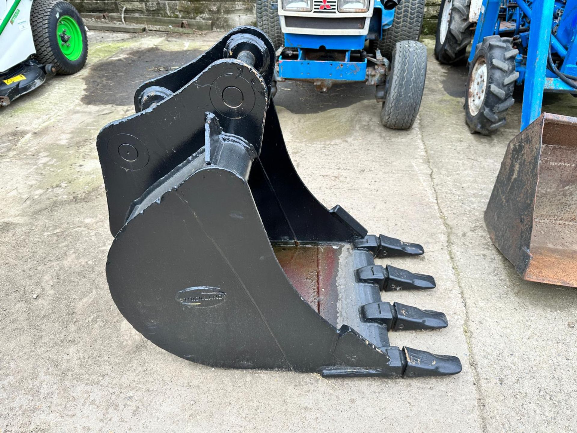 Strickland 24” Digging Bucket With Teeth, Came Of Bobcat E80, Brand New Teeth *PLUS VAT* - Image 4 of 9