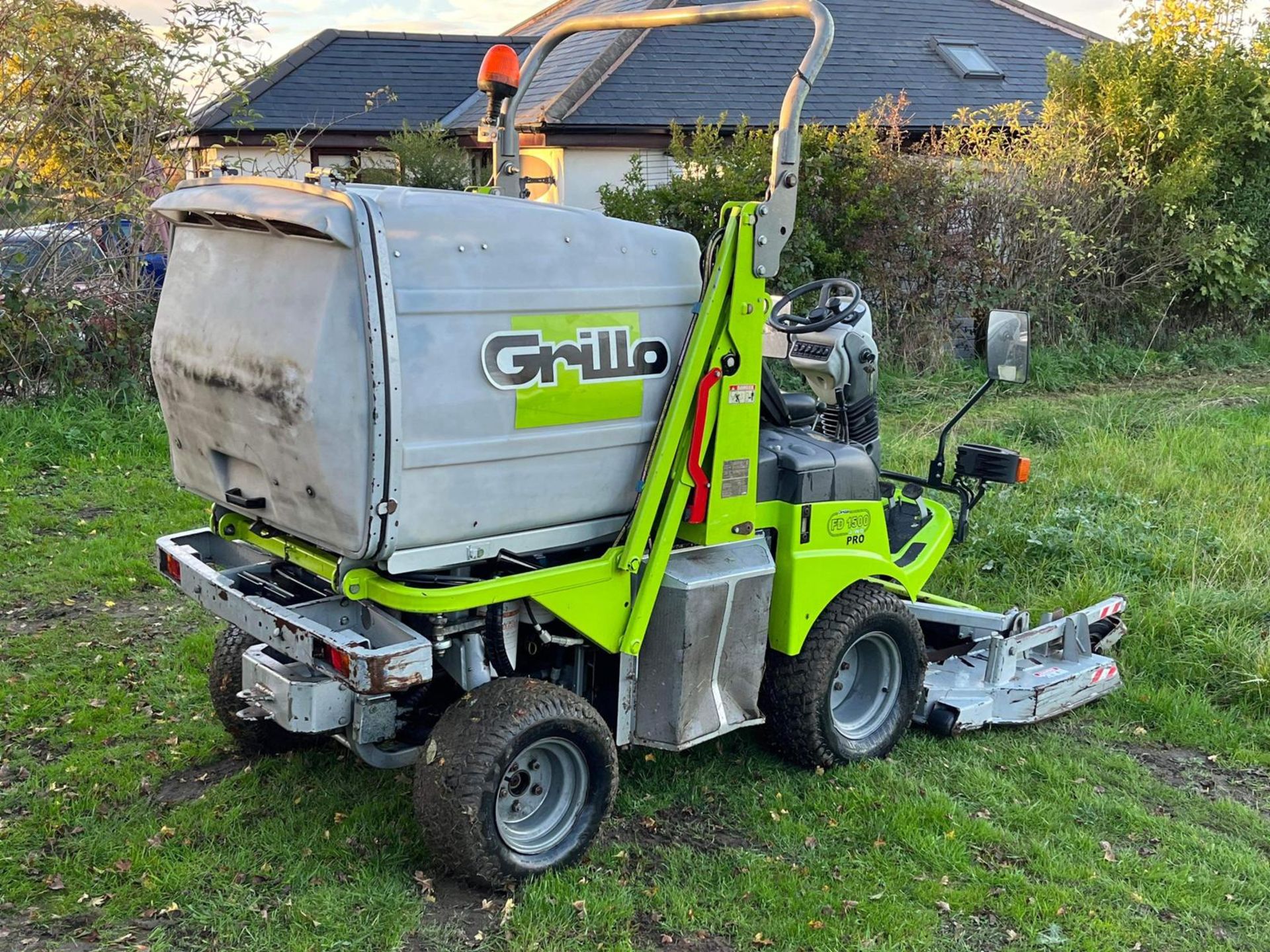 GRILLO FD1500 PRO RIDE ON LAWN MOWER WITH HIGH LIFT COLLECTOR *PLUS VAT* - Image 4 of 7