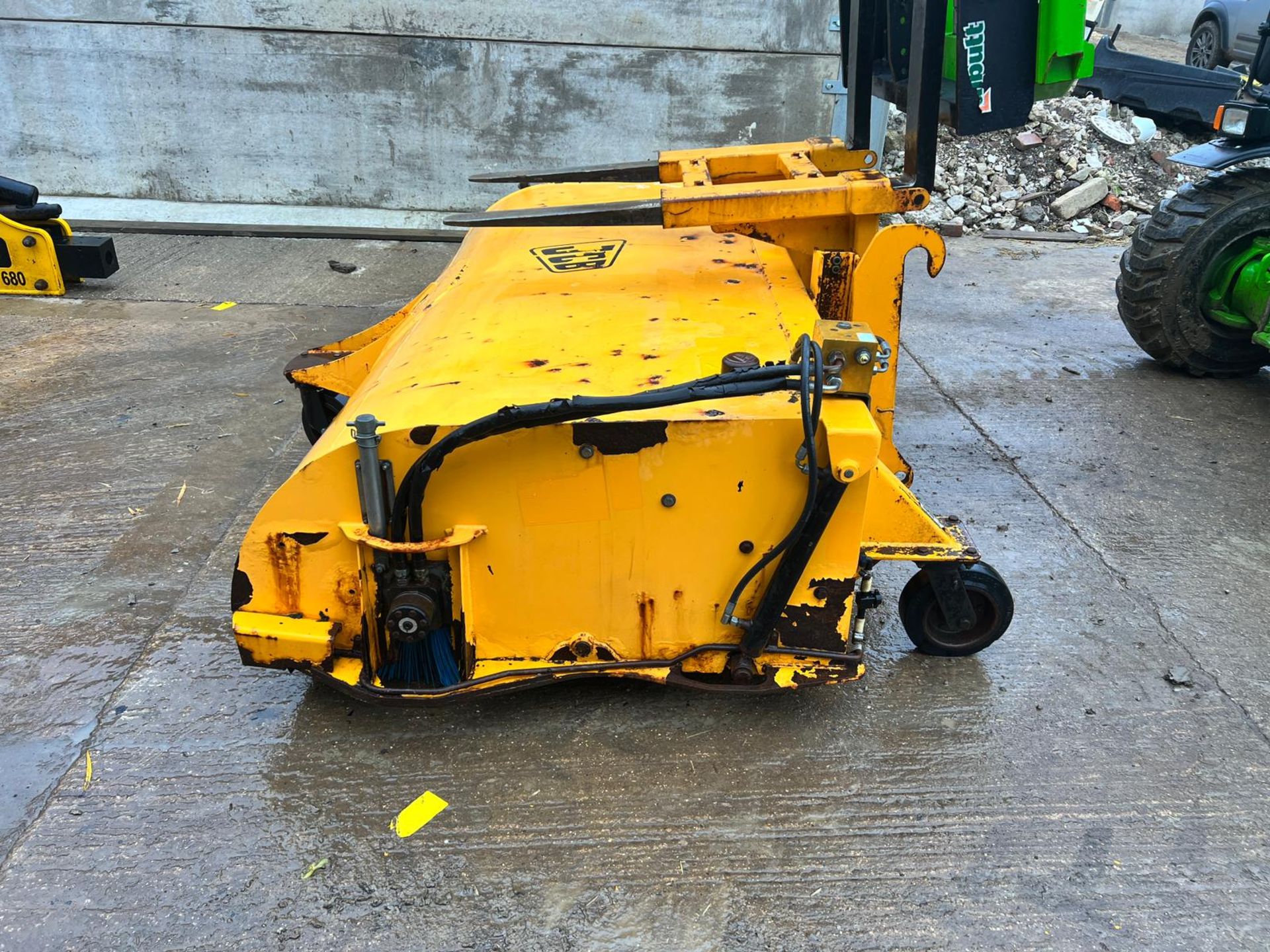JCB SC240 2.4 Metre Hydraulic Sweeper Collector *PLUS VAT* - Image 4 of 12