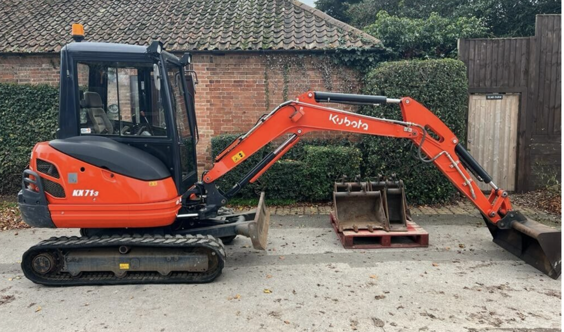 KUBOTA KX71.3 DIGGER EXCAVATOR 2015  ONLY 1787 HOURS FULL CAB AND 5 BUCKETS !  THIS IS THE BIGGEST - Image 2 of 12