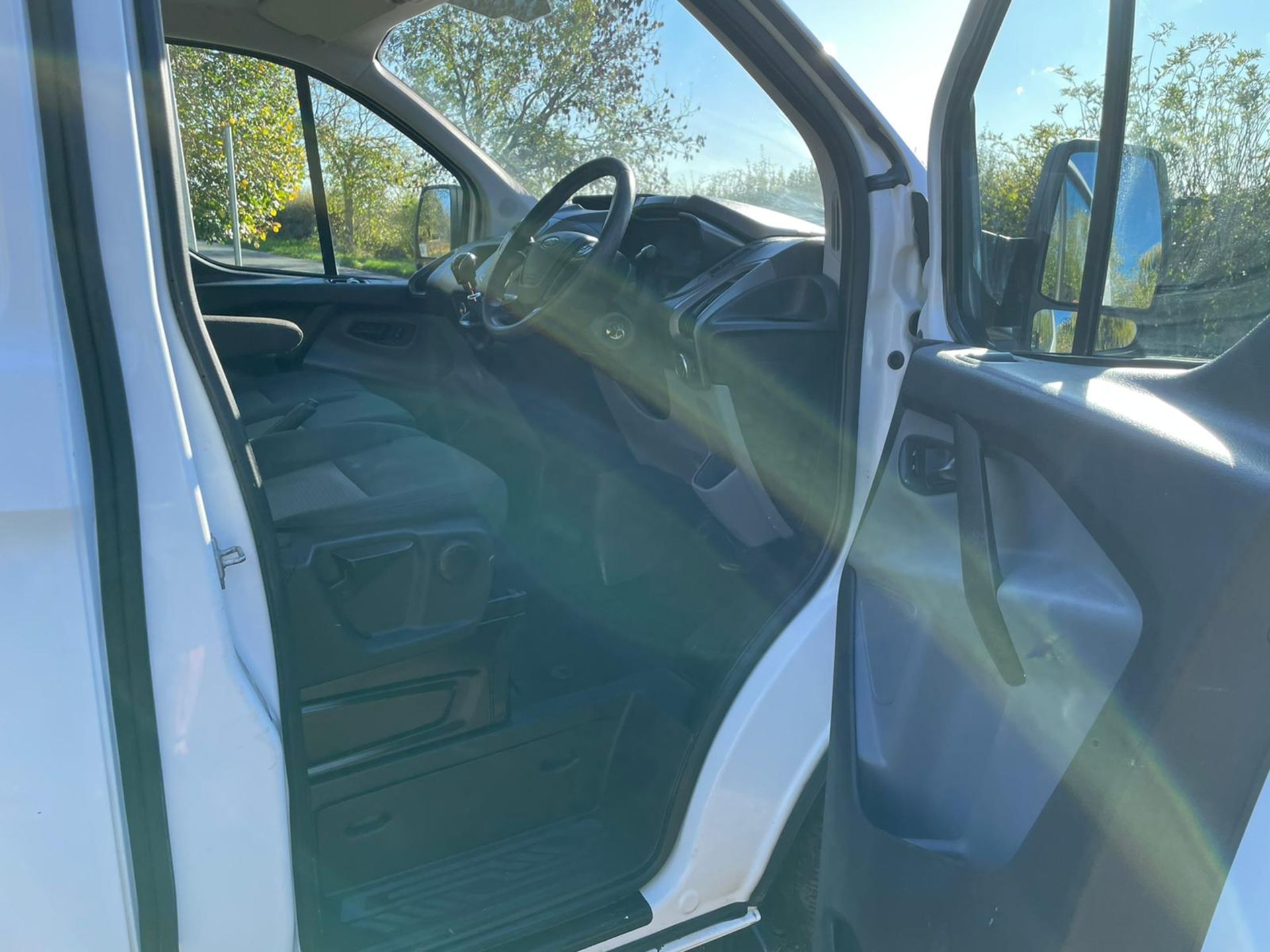 2016/16 REG FORD TRANSIT CUSTOM 290 ECO-TECH 2.2 DIESEL WHITE PANEL VAN, SHOWING 1 FORMER KEEPER - Image 8 of 13