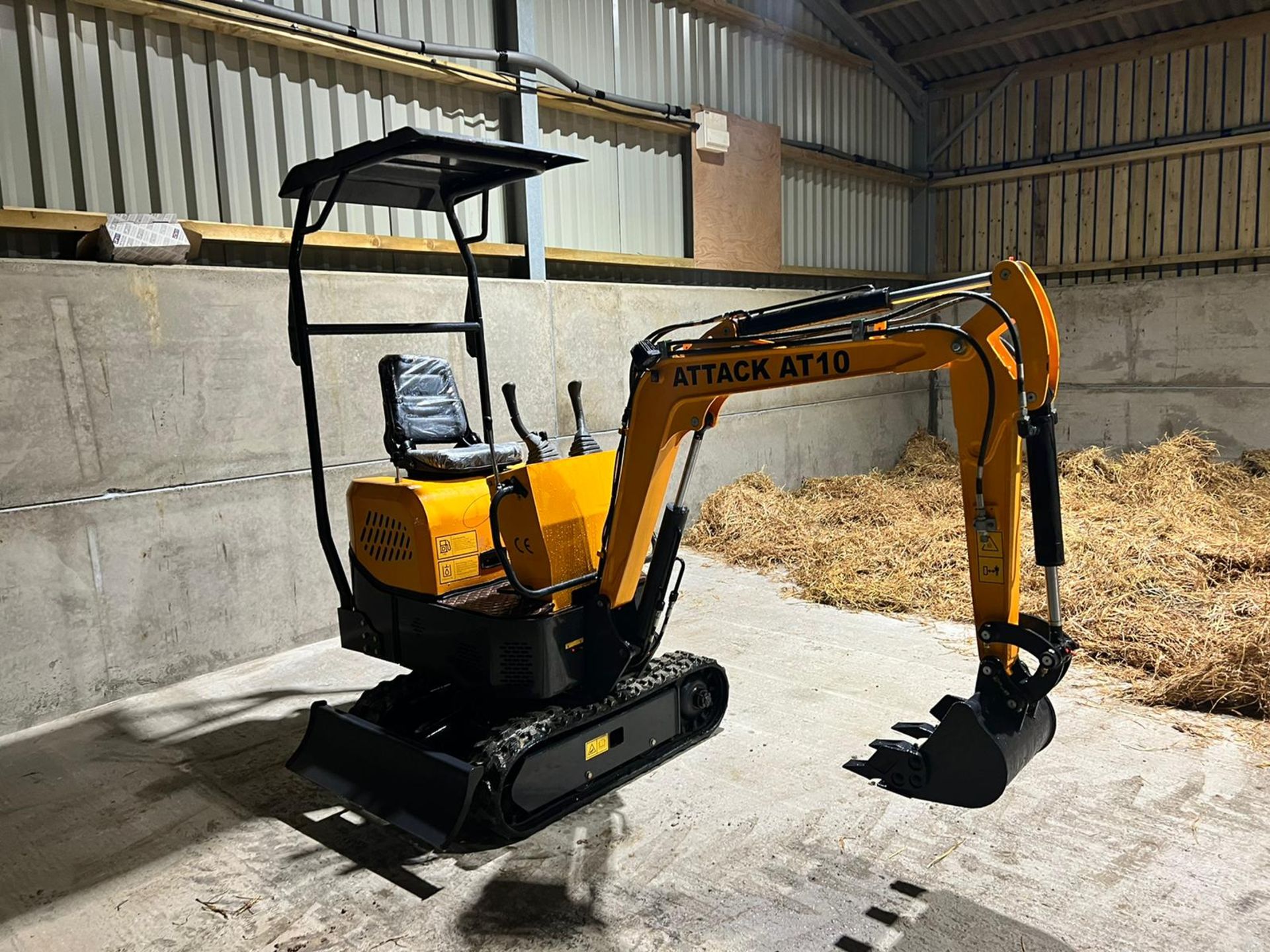 NEW AND UNUSED ATTACK AT10 1 TON DIESEL MINI DIGGER, RUNS DRIVES AND DIGS, CANOPY *PLUS VAT* - Image 6 of 14