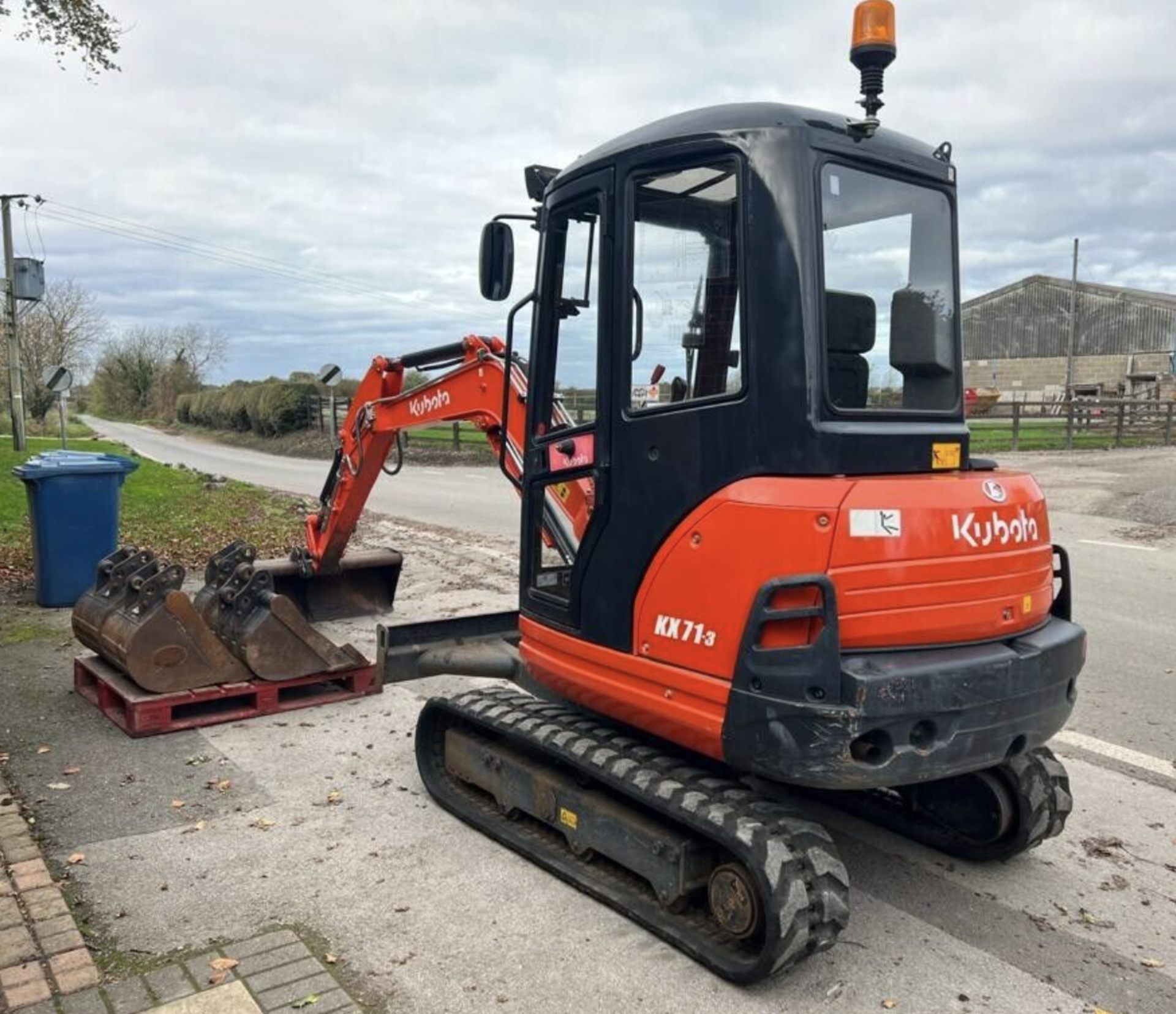 KUBOTA KX71.3 DIGGER EXCAVATOR 2015  ONLY 1787 HOURS FULL CAB AND 5 BUCKETS !  THIS IS THE BIGGEST - Image 6 of 12