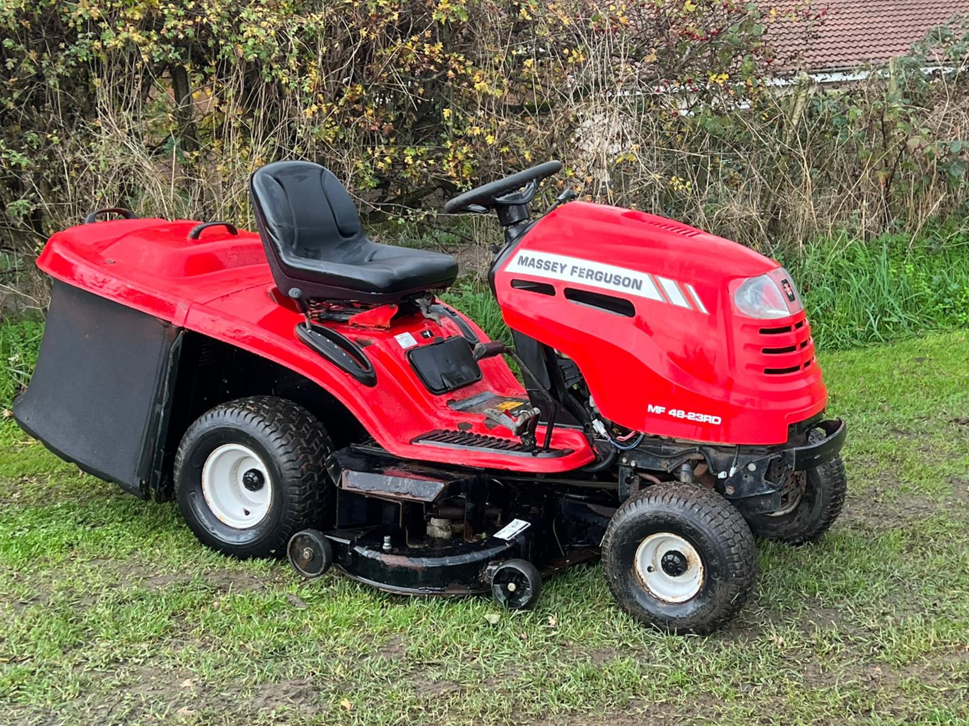 MASSEY FERGUSON MF48-23RD RIDE ON LAWN MOWER *PLUS VAT* - Image 2 of 10