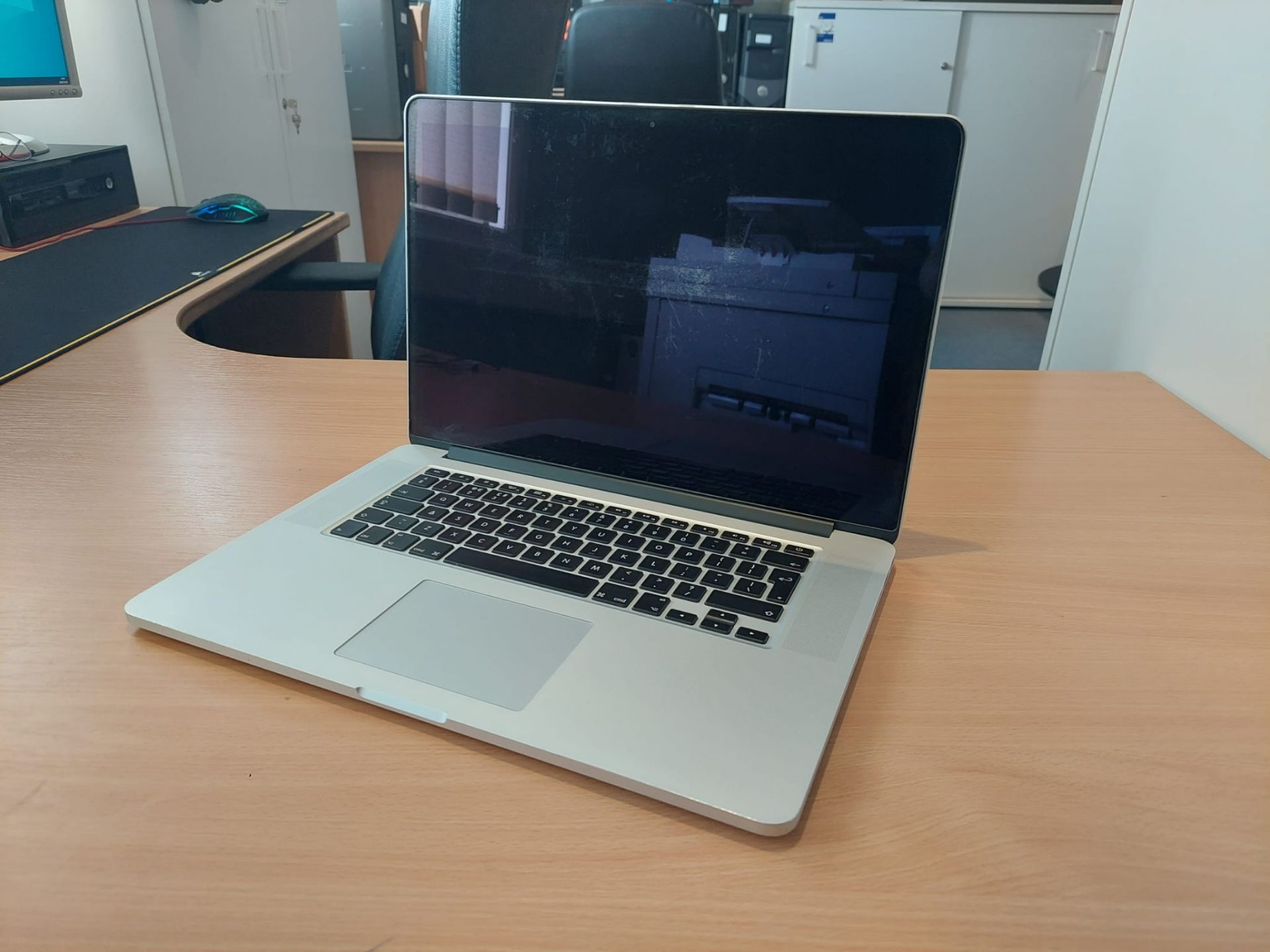 Apple 2015 Macbook Pro Retina w/ 15 Inch Display and Intel i7 CPU *NO VAT* - Image 3 of 13