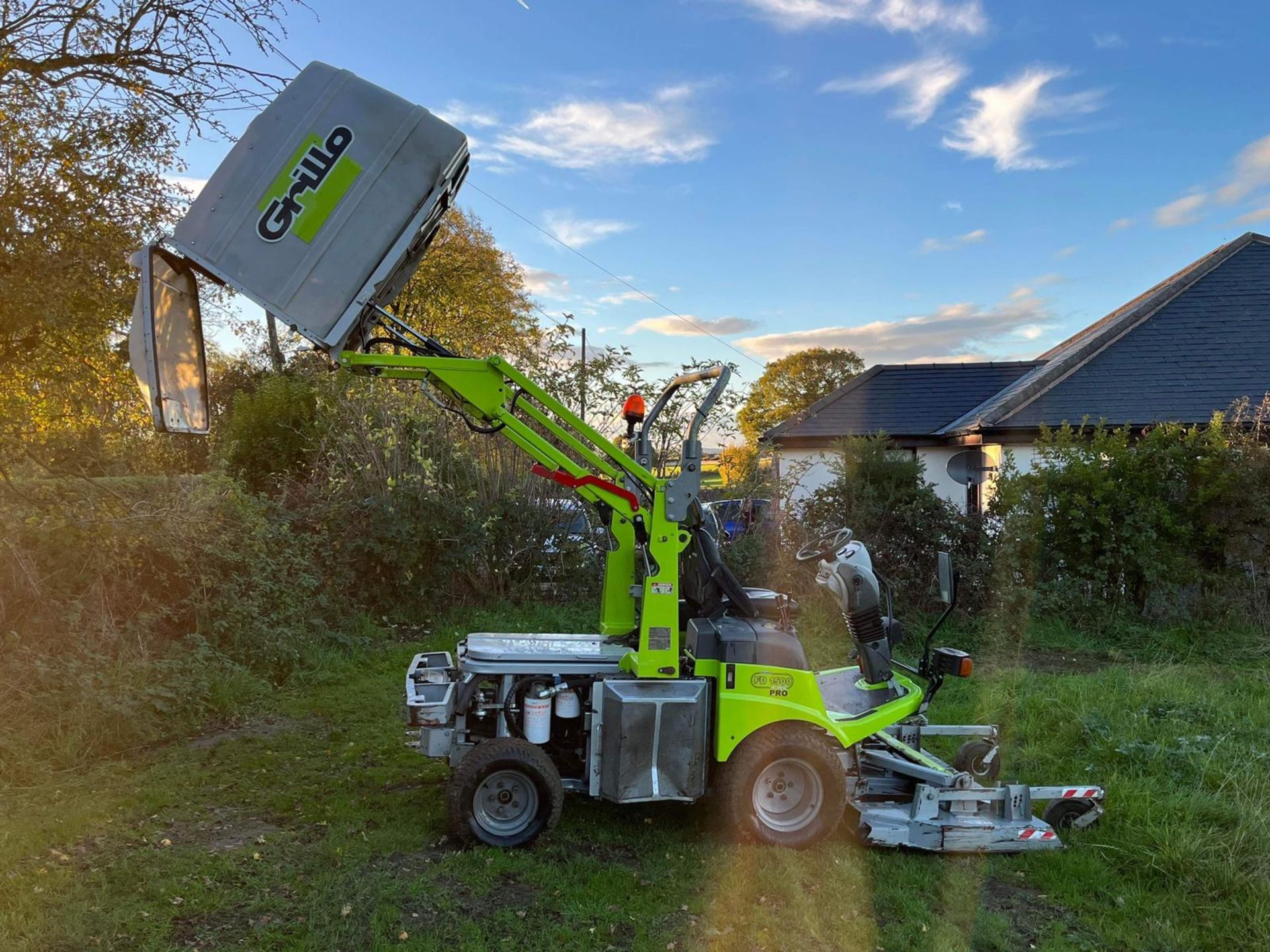 GRILLO FD1500 PRO RIDE ON LAWN MOWER WITH HIGH LIFT COLLECTOR *PLUS VAT* - Image 6 of 7