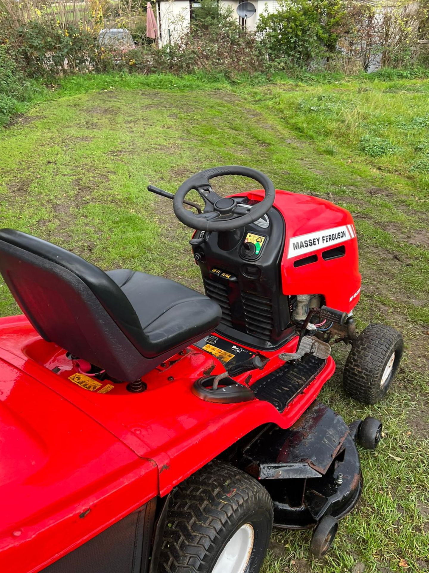 MASSEY FERGUSON MF48-23RD RIDE ON LAWN MOWER *PLUS VAT* - Image 7 of 10