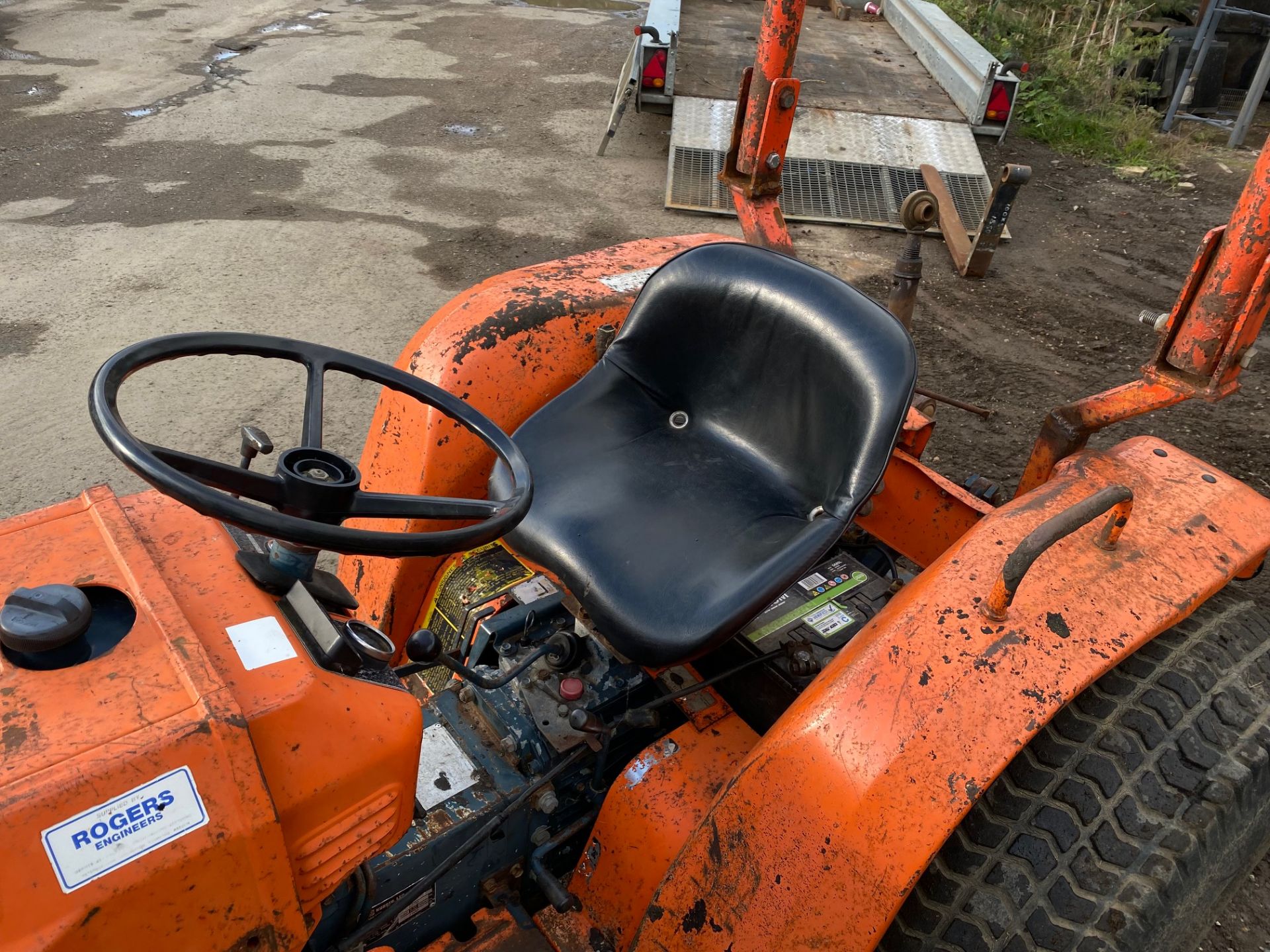 Kubota B8200 4x4 Tractor - Grass Tyres - Link Arms - Roll Bar - Auxiliary Hydraulics *PLUS VAT* - Image 5 of 5