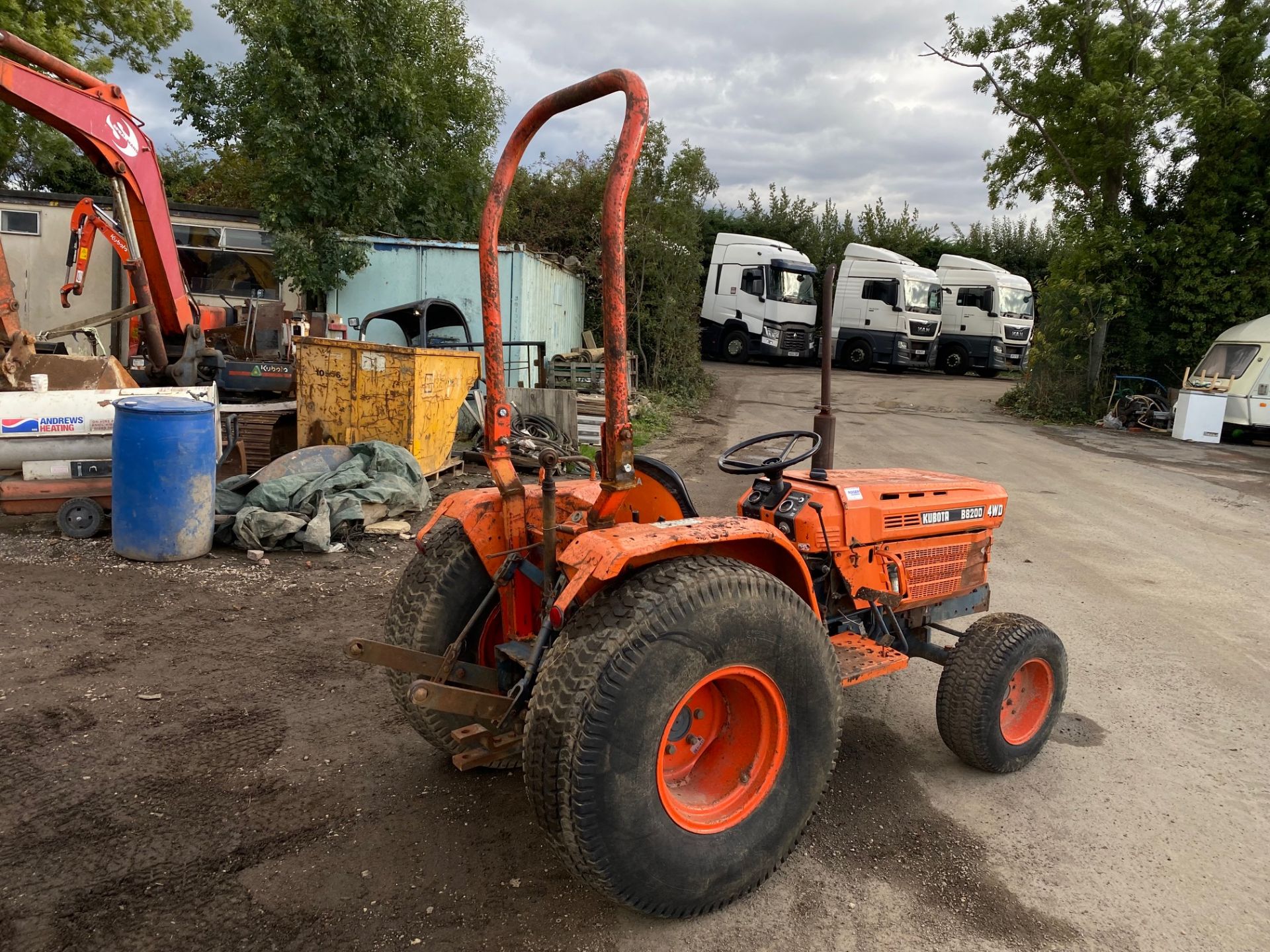 Kubota B8200 4x4 Tractor - Grass Tyres - Link Arms - Roll Bar - Auxiliary Hydraulics *PLUS VAT* - Image 2 of 5
