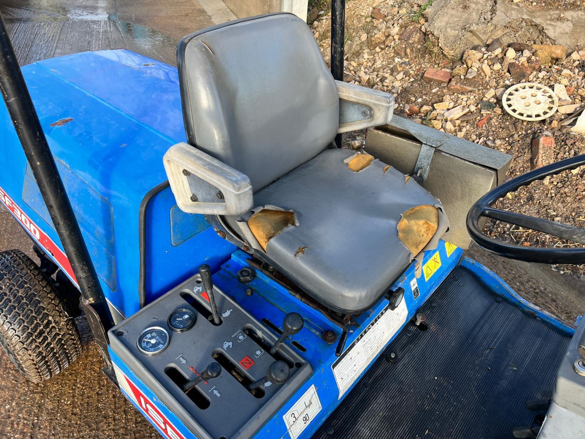 Iseki SF300 4WD Diesel Outfront Mower *NO VAT* - Image 8 of 17