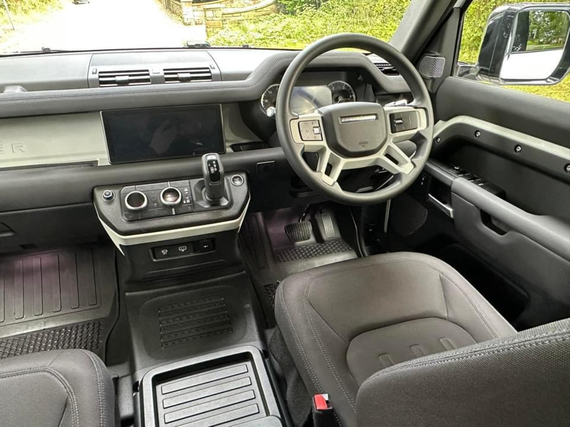 2020/70 REG LAND ROVER DEFENDER 2.0 DIESEL AUTOMATIC, URBAN KITTED - 10K MILES WITH FULL HISTORY - Image 9 of 12