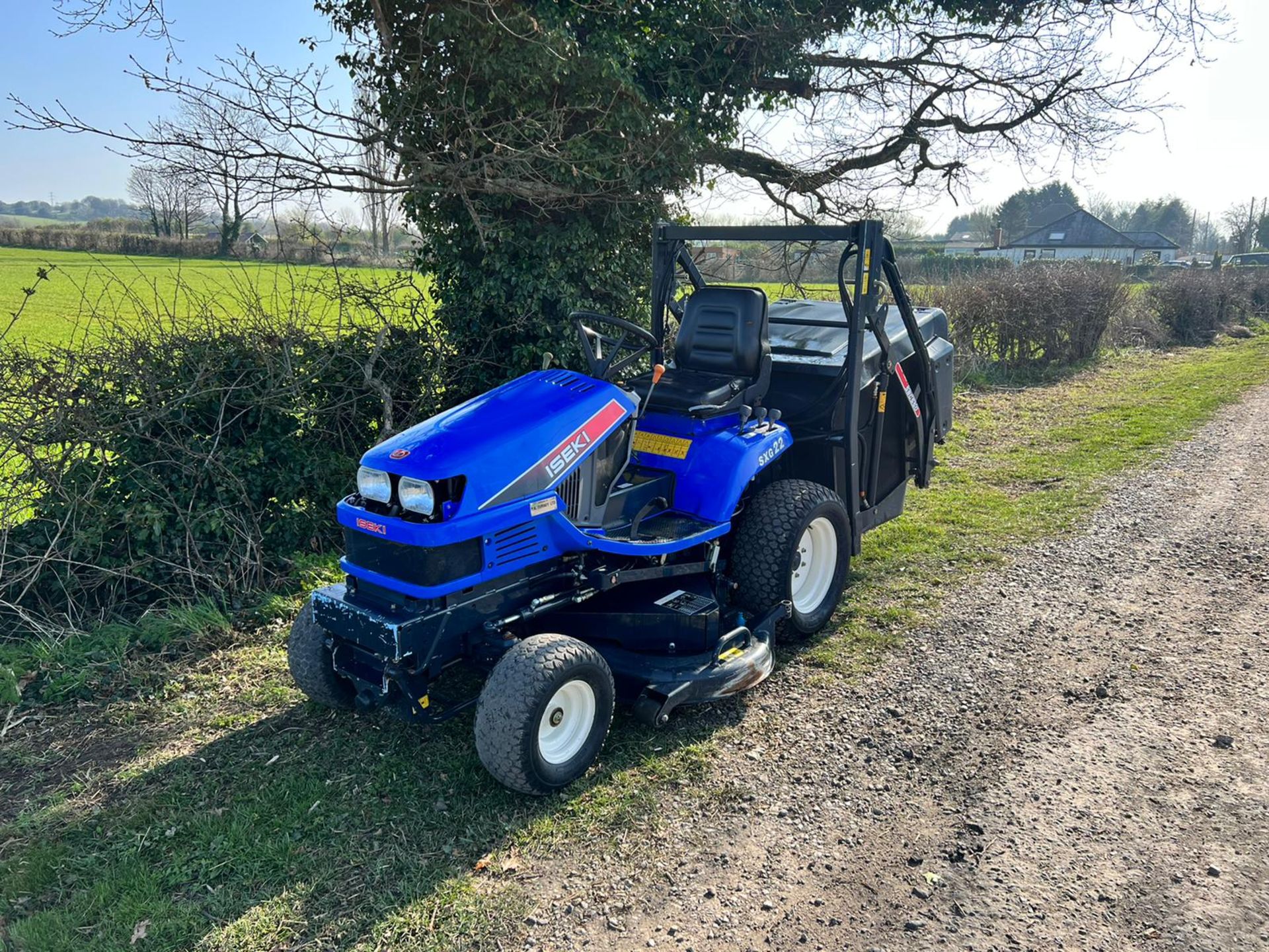 Iseki SXG22 Diesel High Tip Ride On Mower With Iseki SBC550 Collector, Runs Drives Cuts And Collects - Image 2 of 16