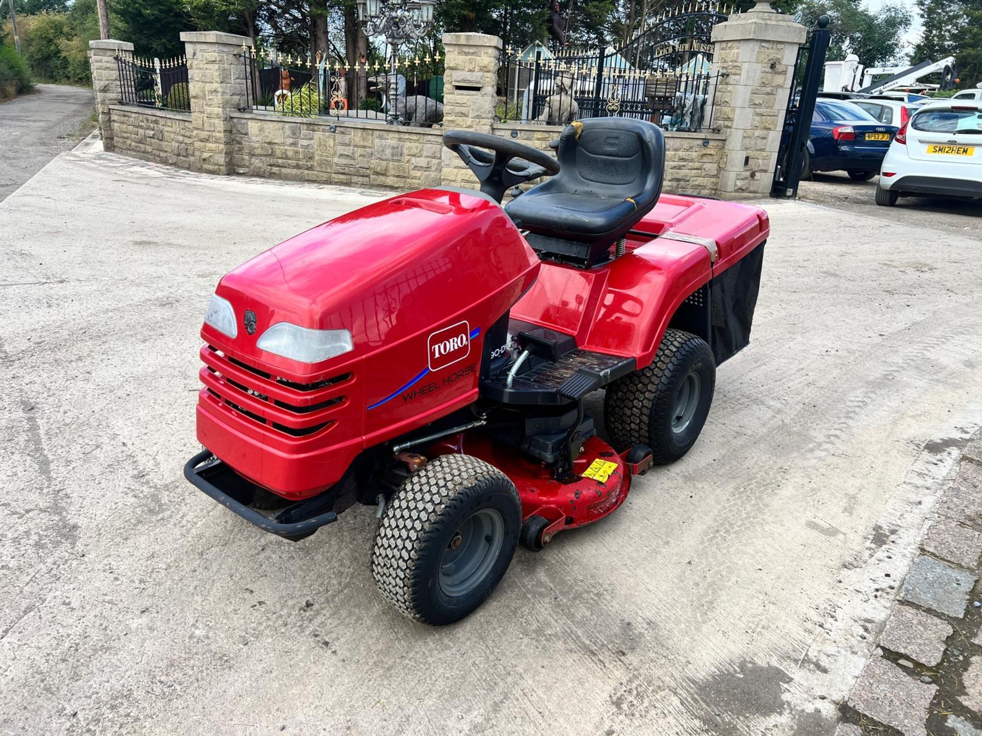 TORO 190-DH RIDE ON MOWER WITH REAR COLLECTOR, RUNS, DRIVES AND CUTS *PLUS VAT*