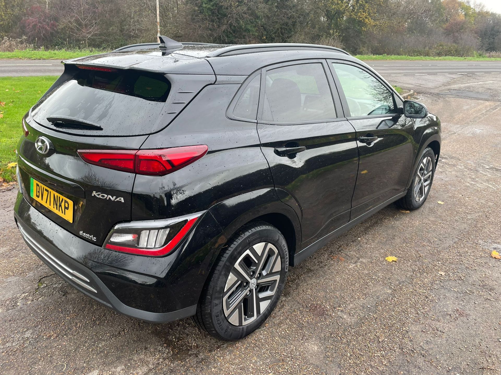 2021/71 REG HYUNDAI KONA PREMIUM EV ELECTRIC BLACK AUTOMATIC SUV HATCHBACK, SHOWING 1 FORMER KEEPER - Image 9 of 27