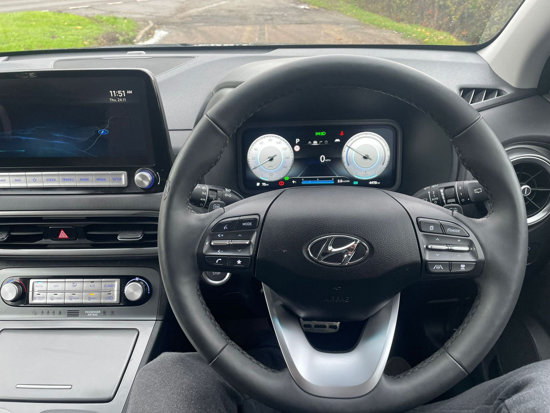 2021/71 REG HYUNDAI KONA PREMIUM EV ELECTRIC BLACK AUTOMATIC SUV HATCHBACK, SHOWING 1 FORMER KEEPER - Image 25 of 27