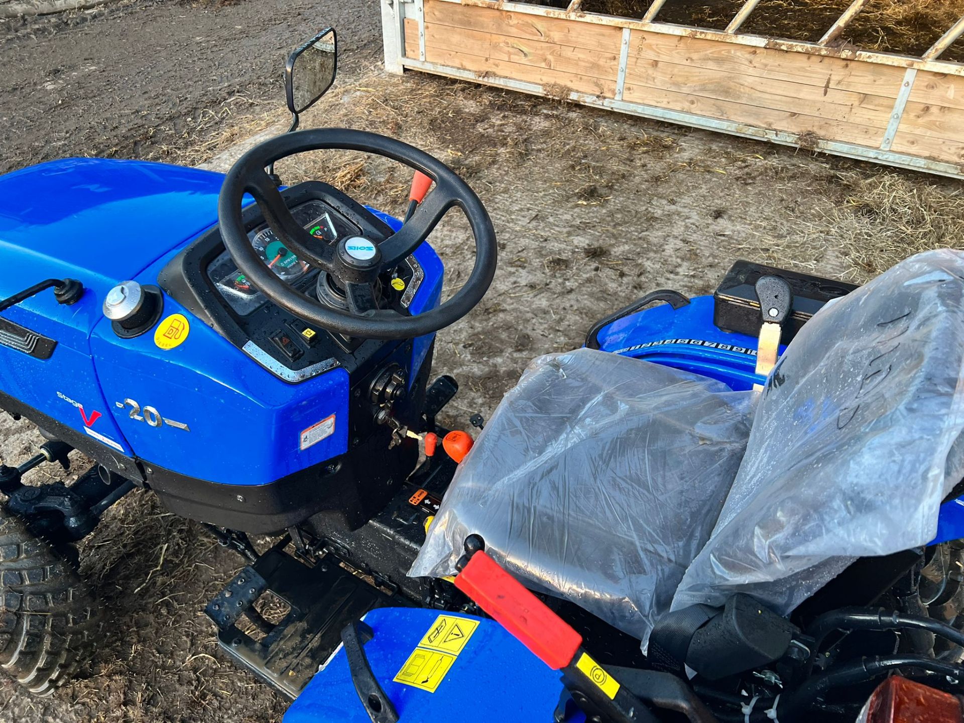 NEW AND UNUSED SOLIS 20 20hp 4WD COMPACT TRACTOR, SHOWING A LOW AND GENUINE 3 HOURS *PLUS VAT* - Image 11 of 16