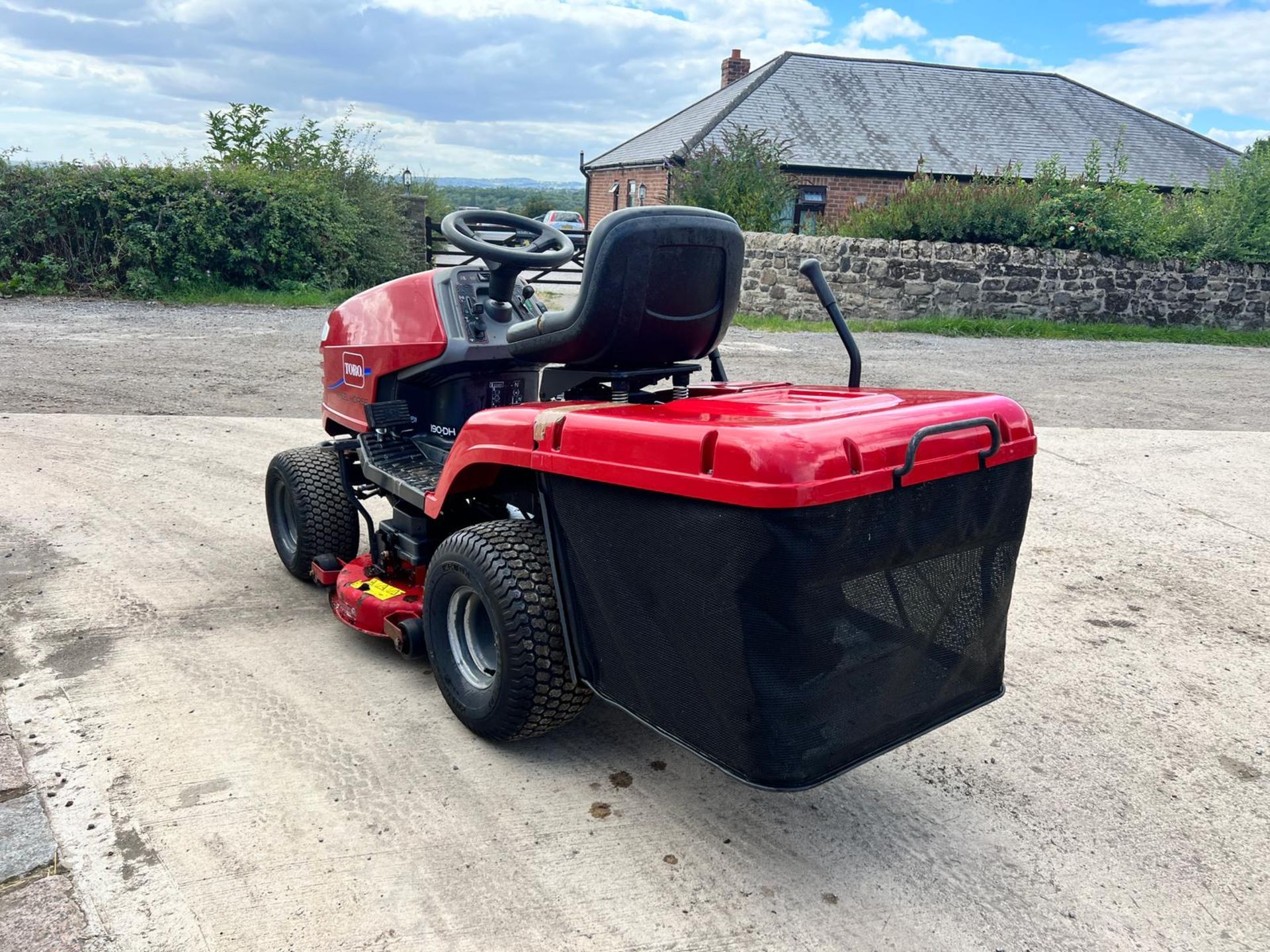 TORO 190-DH RIDE ON MOWER WITH REAR COLLECTOR, RUNS, DRIVES AND CUTS *PLUS VAT* - Image 3 of 13