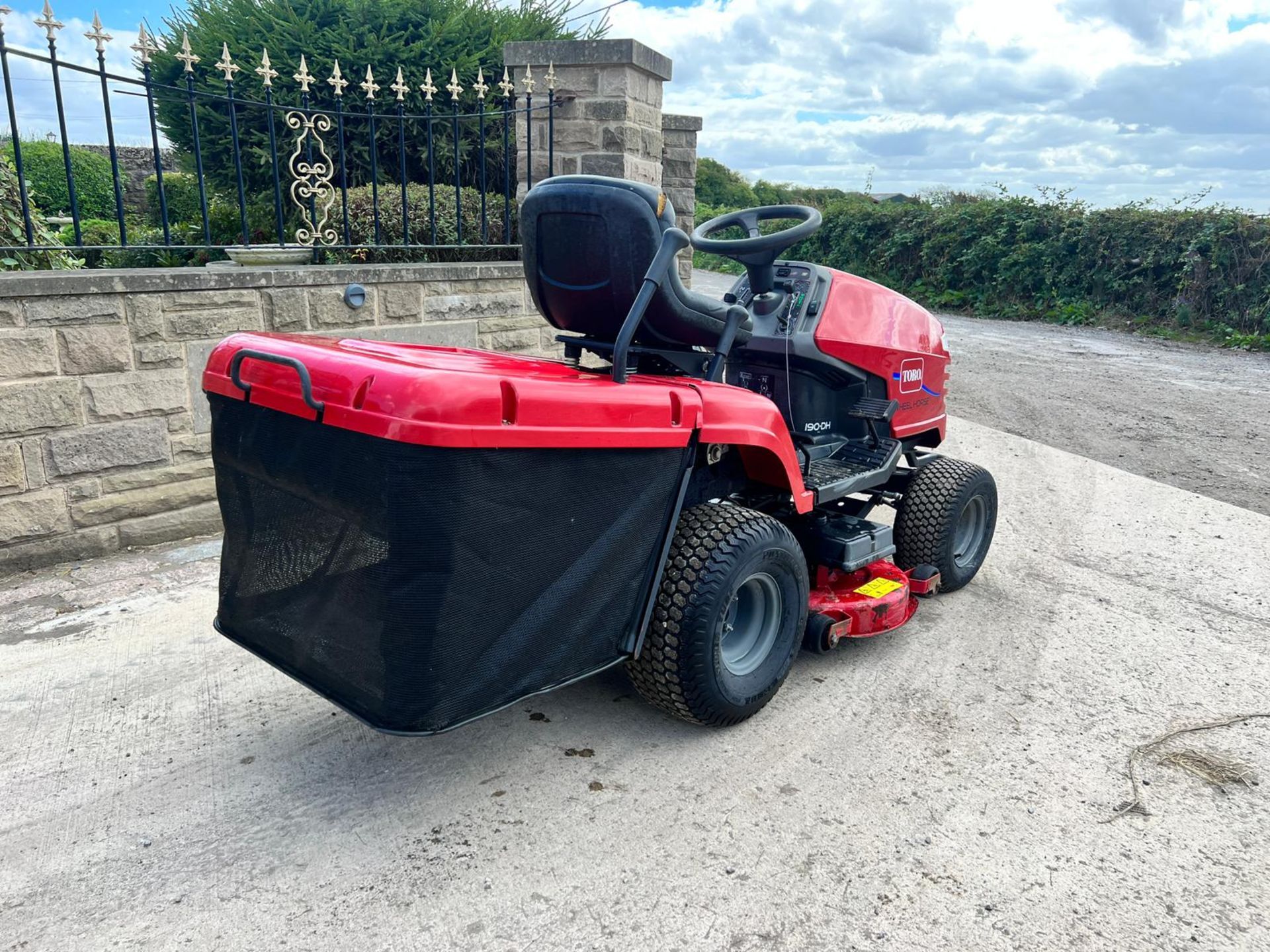 TORO 190-DH RIDE ON MOWER WITH REAR COLLECTOR, RUNS, DRIVES AND CUTS *PLUS VAT* - Image 4 of 13