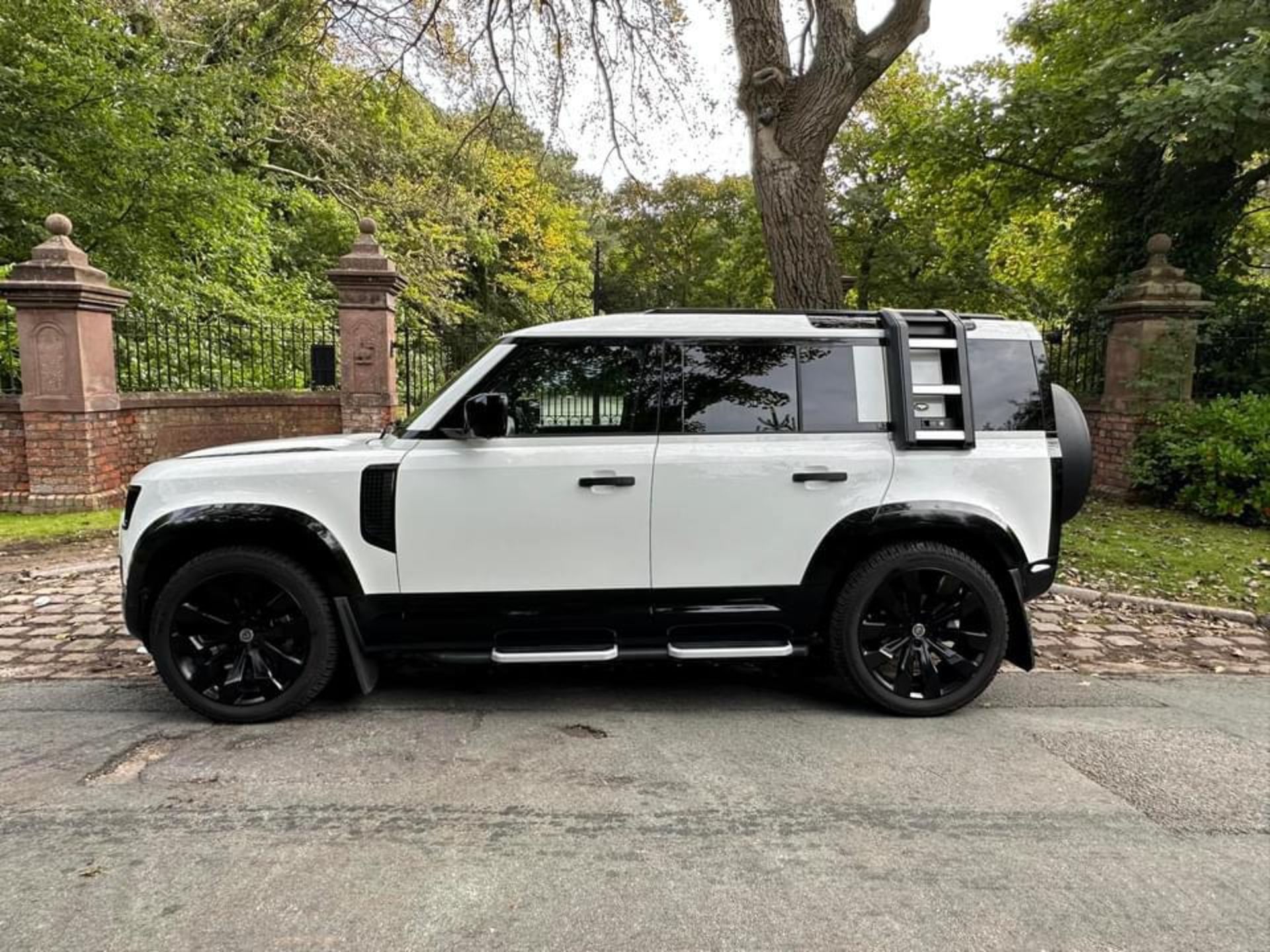 2020/70 REG LAND ROVER DEFENDER 2.0 DIESEL AUTOMATIC, URBAN KITTED - 10K MILES WITH FULL HISTORY - Image 5 of 12