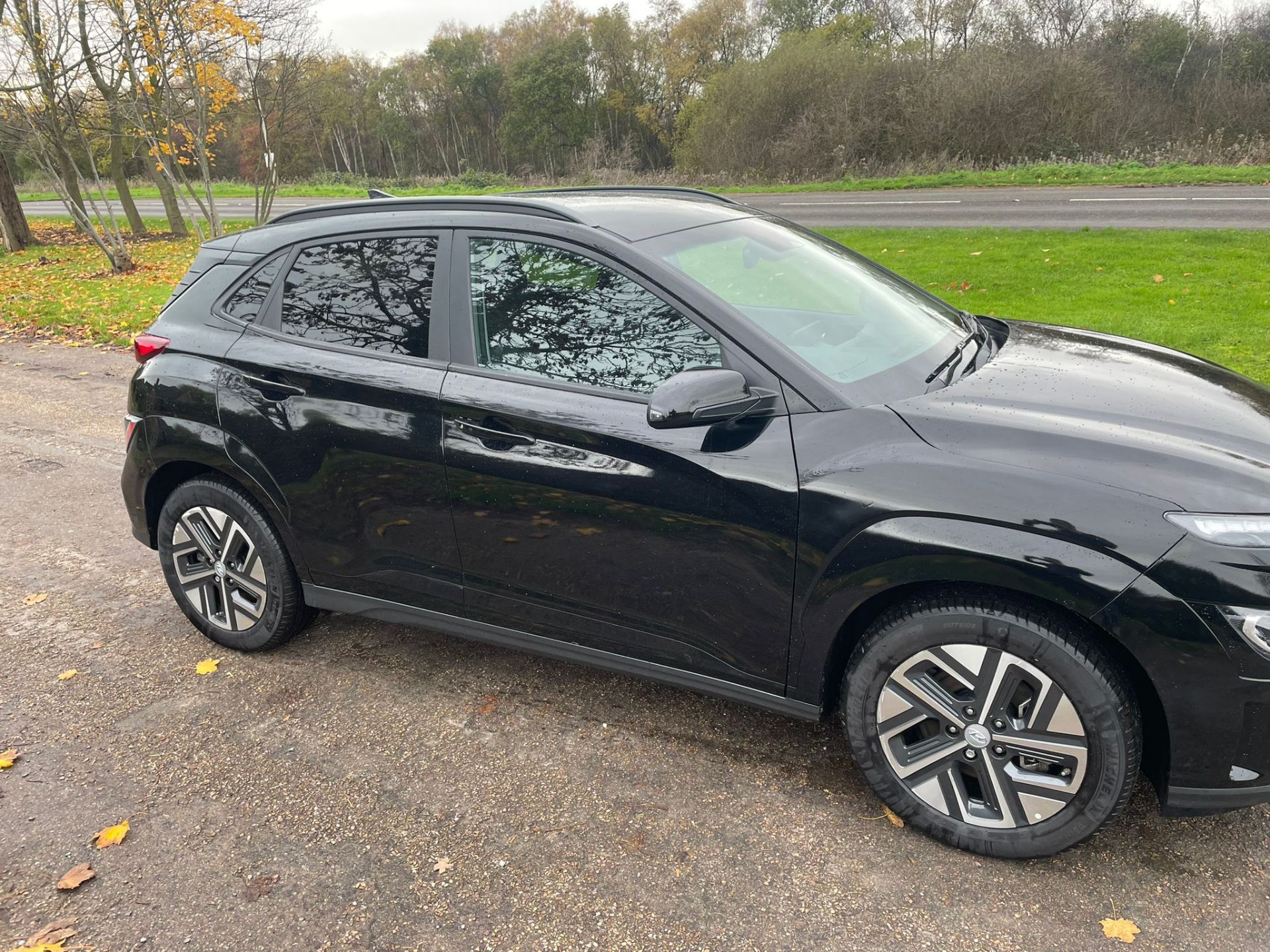 2021/71 REG HYUNDAI KONA PREMIUM EV ELECTRIC BLACK AUTOMATIC SUV HATCHBACK, SHOWING 1 FORMER KEEPER - Image 10 of 27