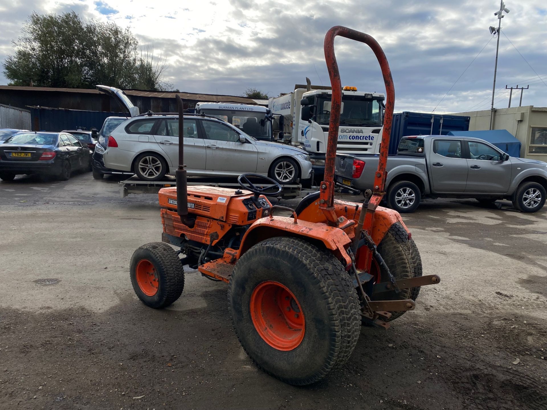 Kubota B8200 4x4 Tractor - Grass Tyres - Link Arms - Roll Bar - Auxiliary Hydraulics *PLUS VAT* - Image 3 of 5