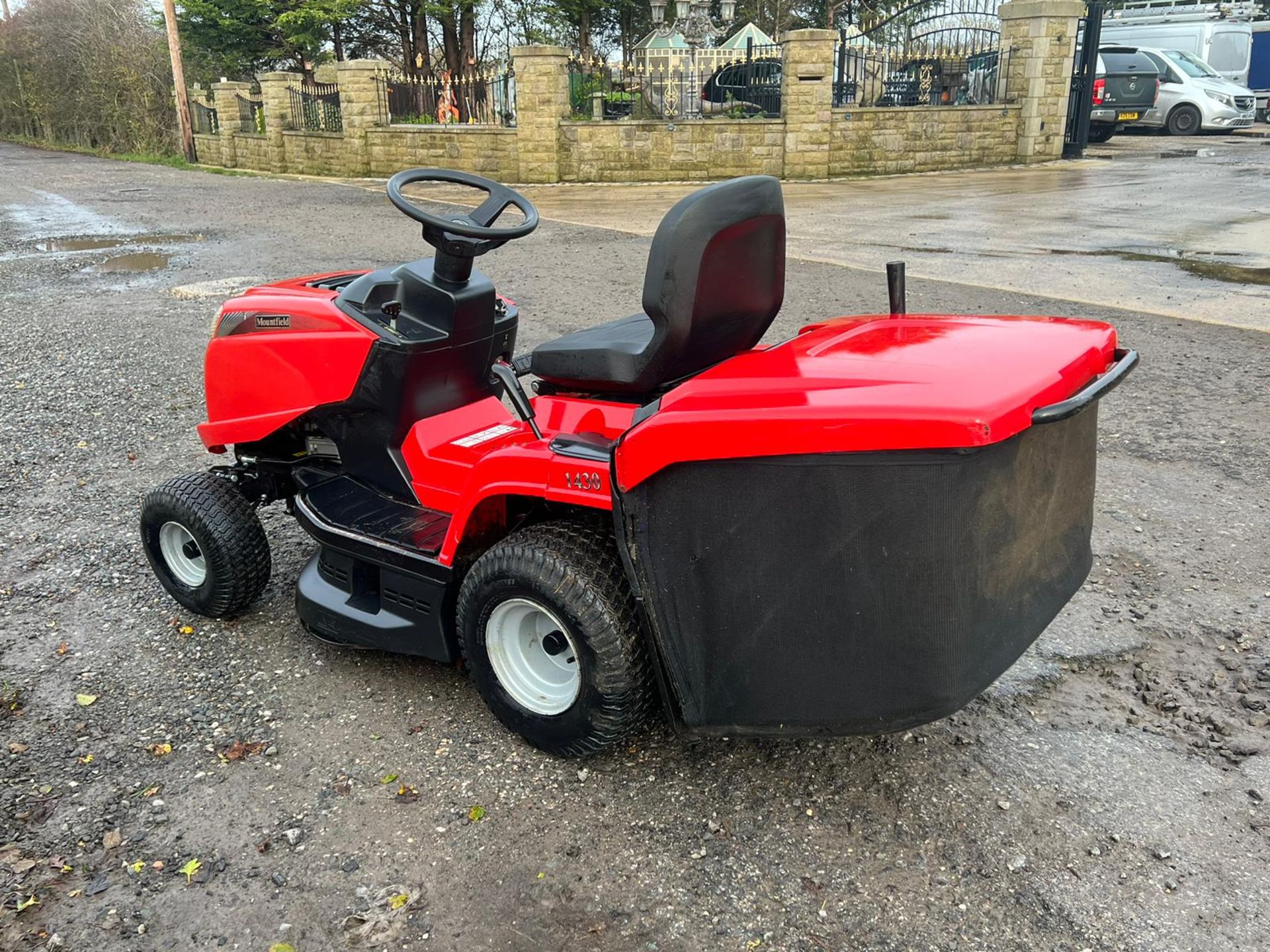 Mountfield 1430 Ride on Lawn Mower *PLUS VAT* - Image 8 of 9